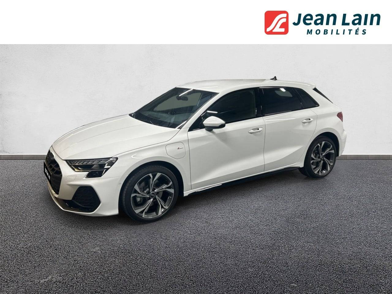 Vente en ligne AUDI A3 SPORTBACK A3 Sportback TFSI e Hybride rechargeable 204 S tronic 6 S line de 2026 au prix de 46 730 €