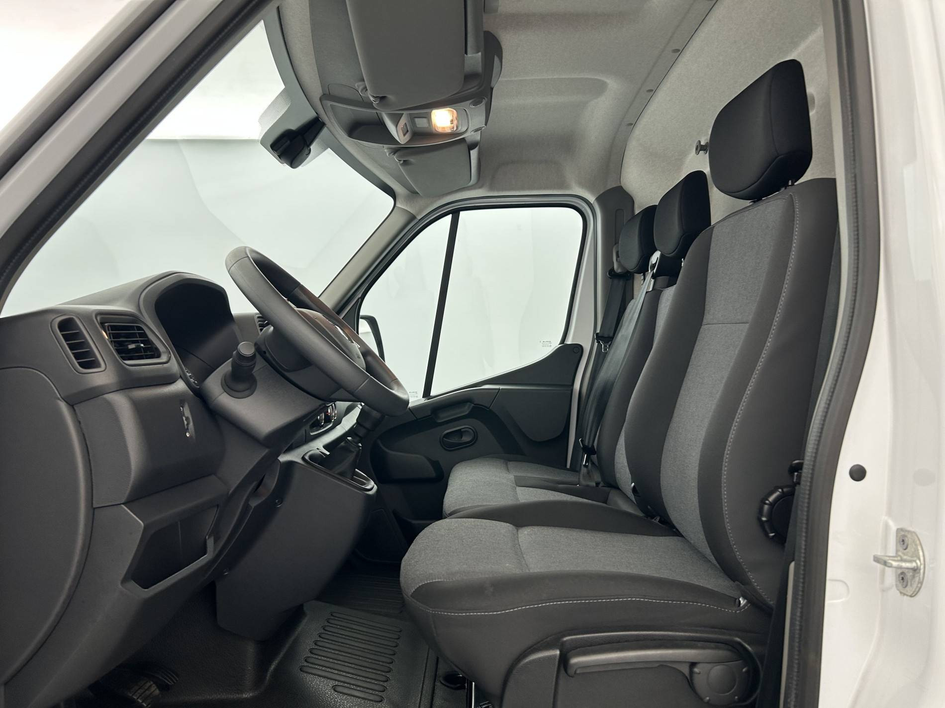 Vente en ligne Renault Master Fourgon MASTER FGN TRAC F3500 L2H2 BLUE DCI 135 au prix de 23 590 €