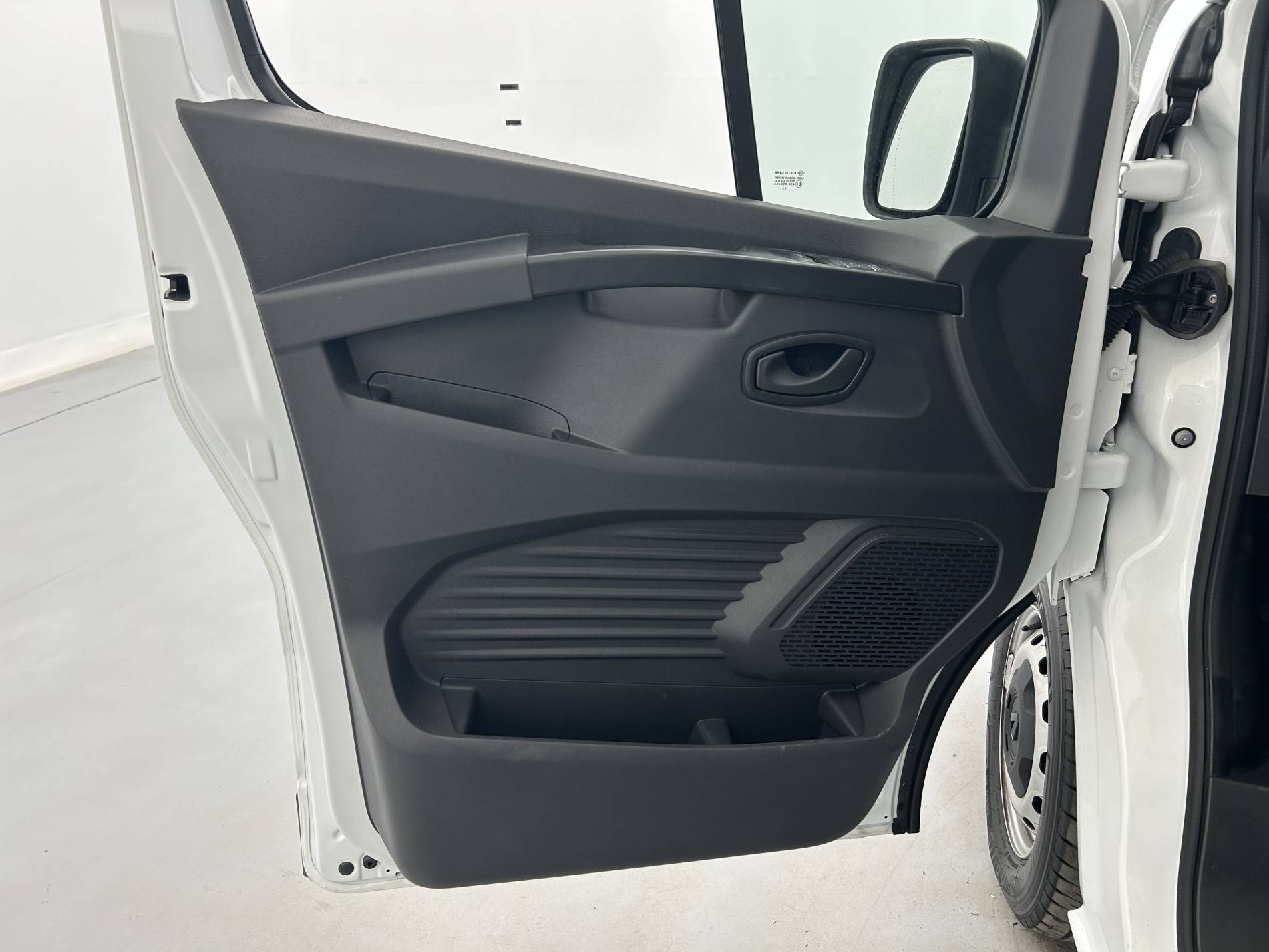 Vente en ligne Renault Trafic 3 Fourgon TRAFIC FG BLUE DCI 130 L1H1 3T GSR2 au prix de 23 990 €