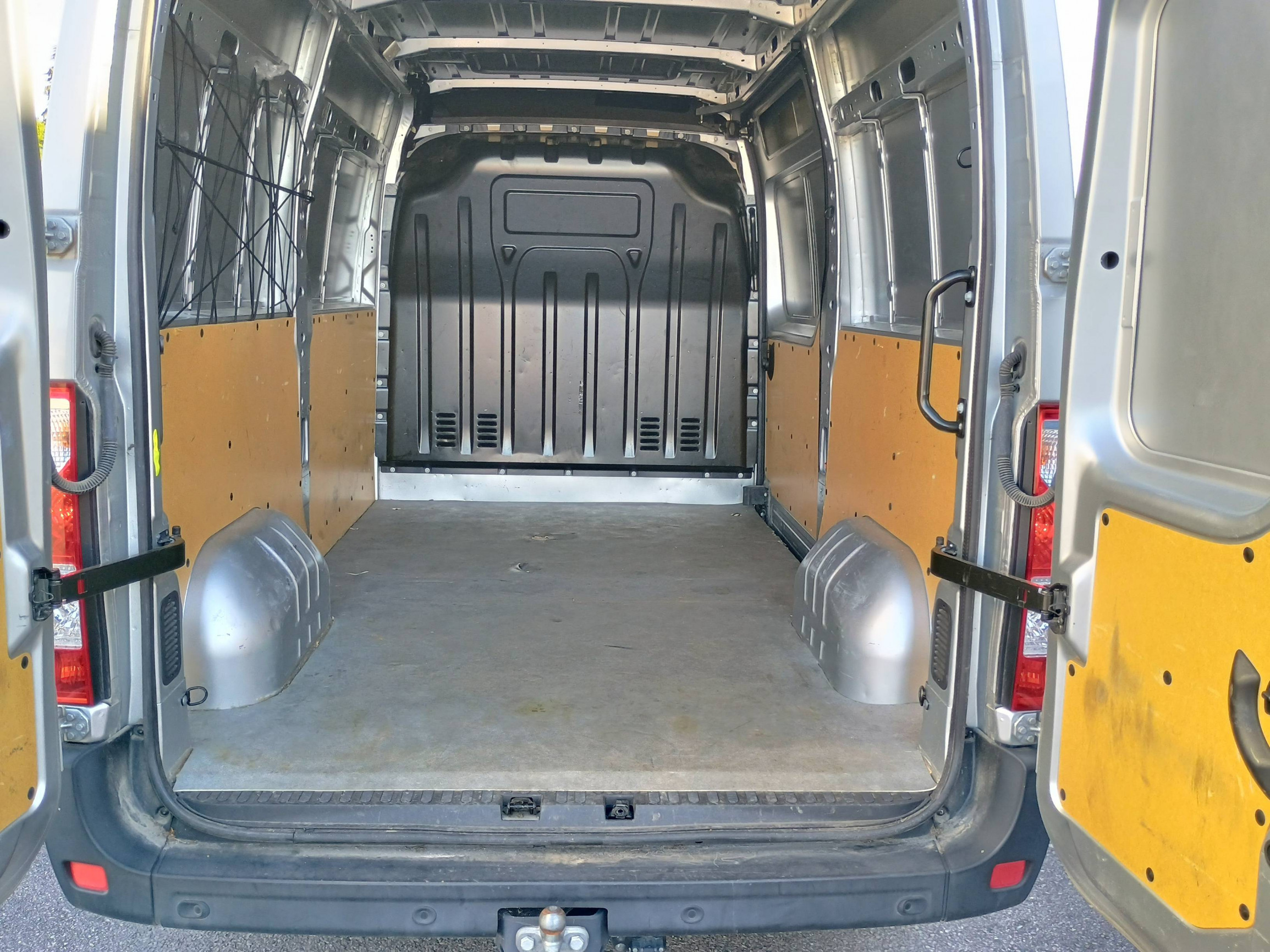 Vente en ligne Renault Master Fourgon MASTER FGN TRAC F3500 L2H2 BLUE DCI 180 au prix de 27 991 €