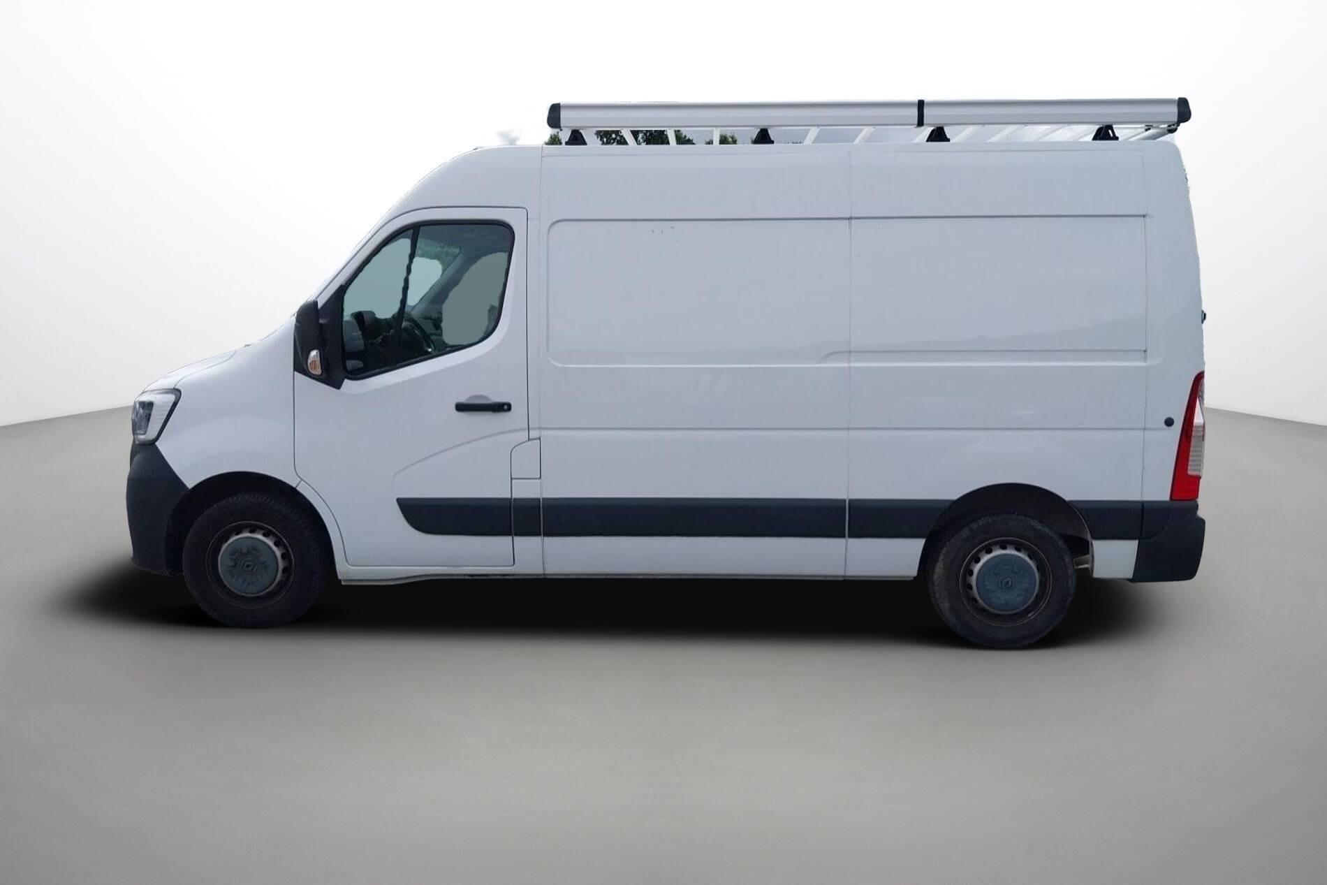 Vente en ligne Renault Master Fourgon MASTER FGN TRAC F3300 L2H2 DCI 135 au prix de 20 890 €