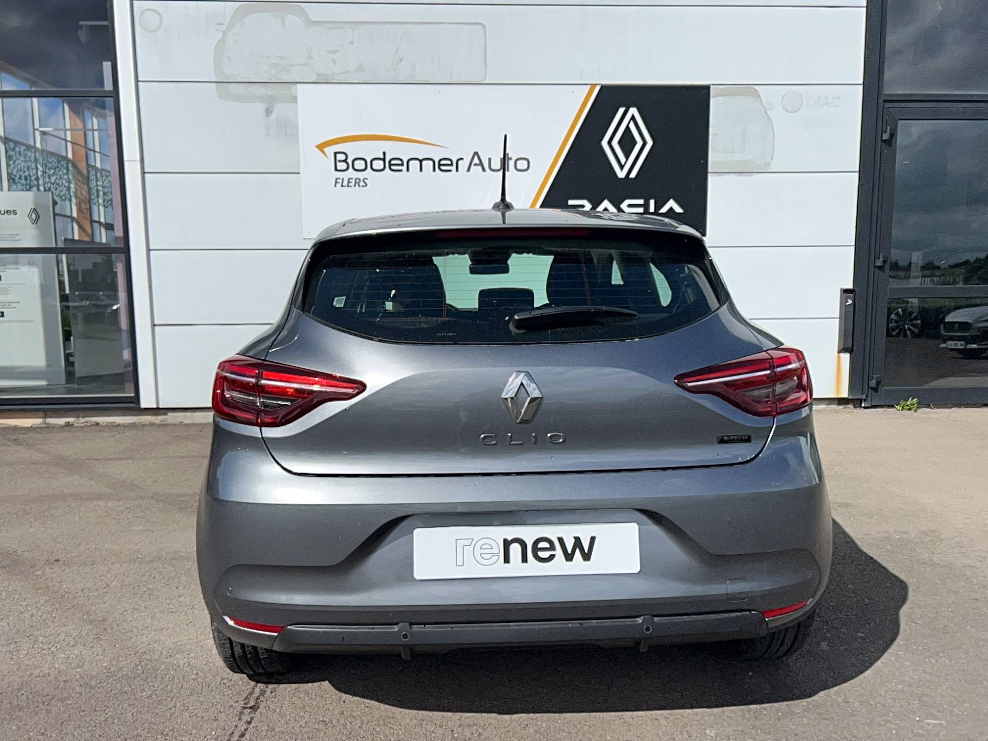 Vente en ligne Renault Clio 5 Clio E-Tech full hybrid 145 au prix de 17 990 €