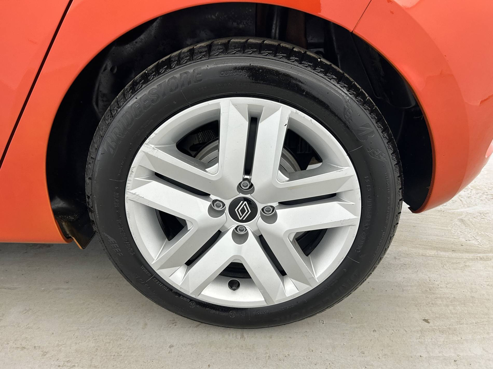 Vente en ligne Renault Clio 5 Clio E-Tech full hybrid 145 au prix de 18 890 €