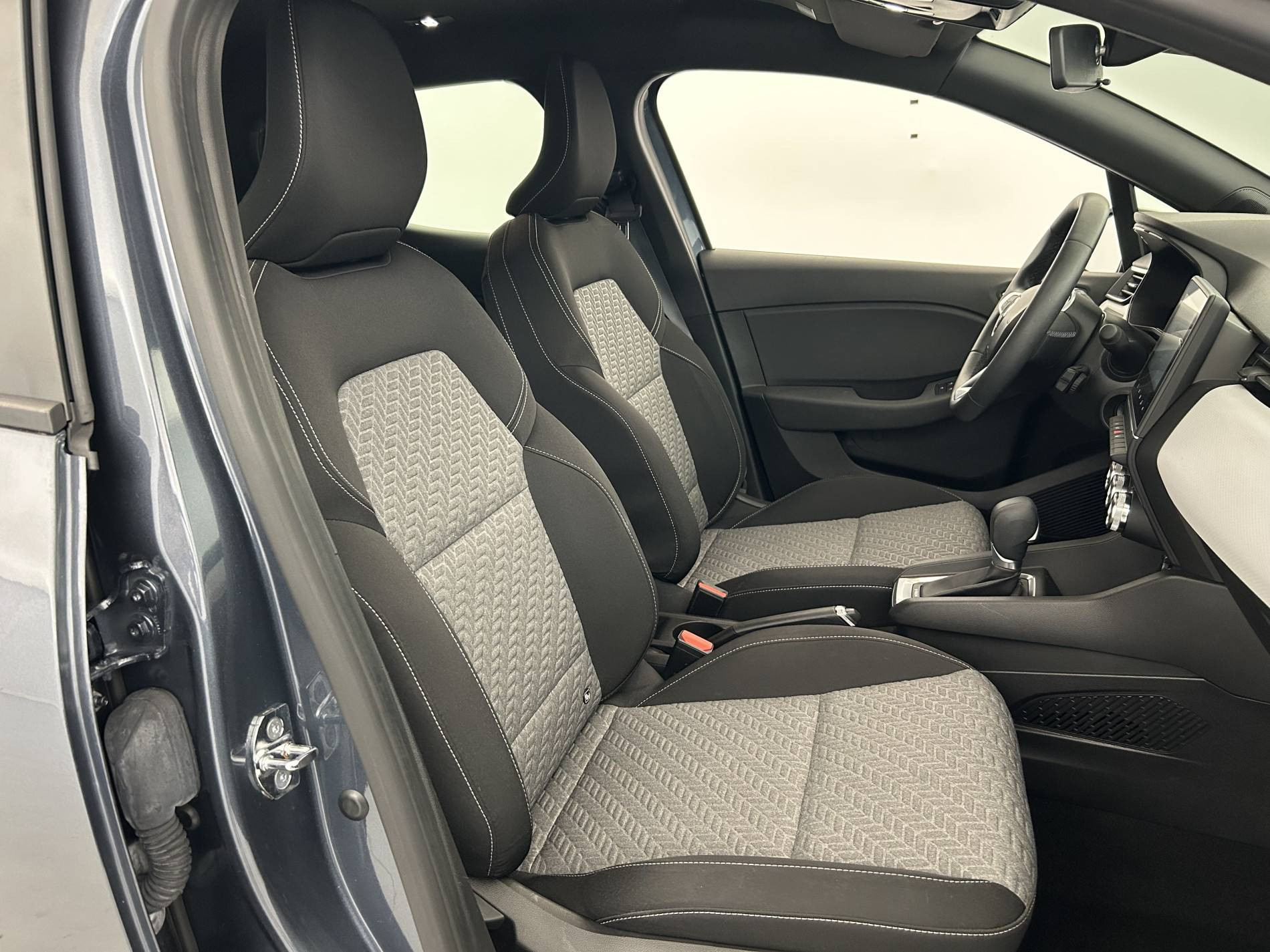 Vente en ligne Renault Clio 5 Clio E-Tech 140 - 21N au prix de 17 000 €