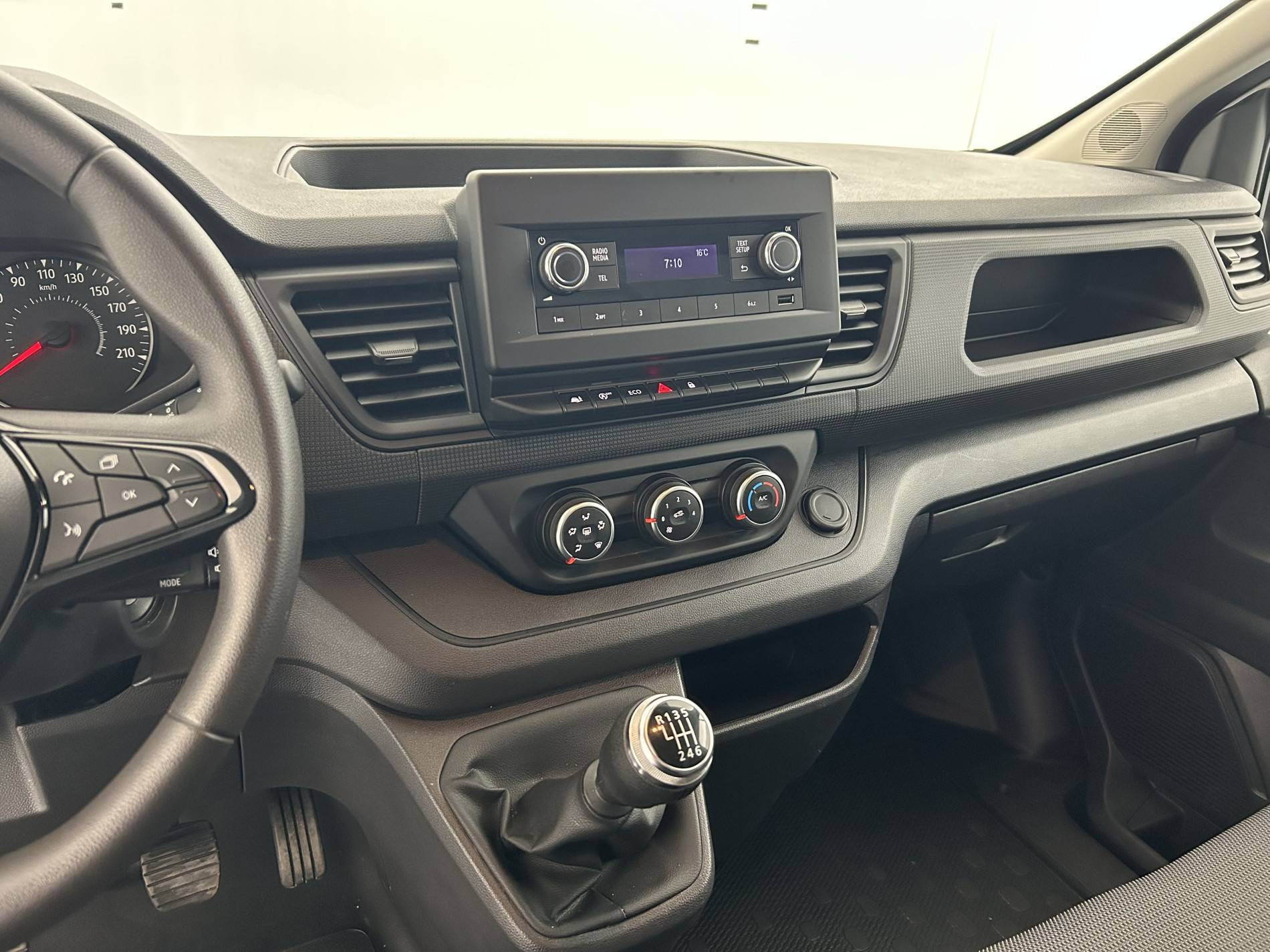 Vente en ligne Renault Trafic 3 Fourgon TRAFIC FG BLUE DCI 130 L1H1 3T GSR2 au prix de 25 390 €