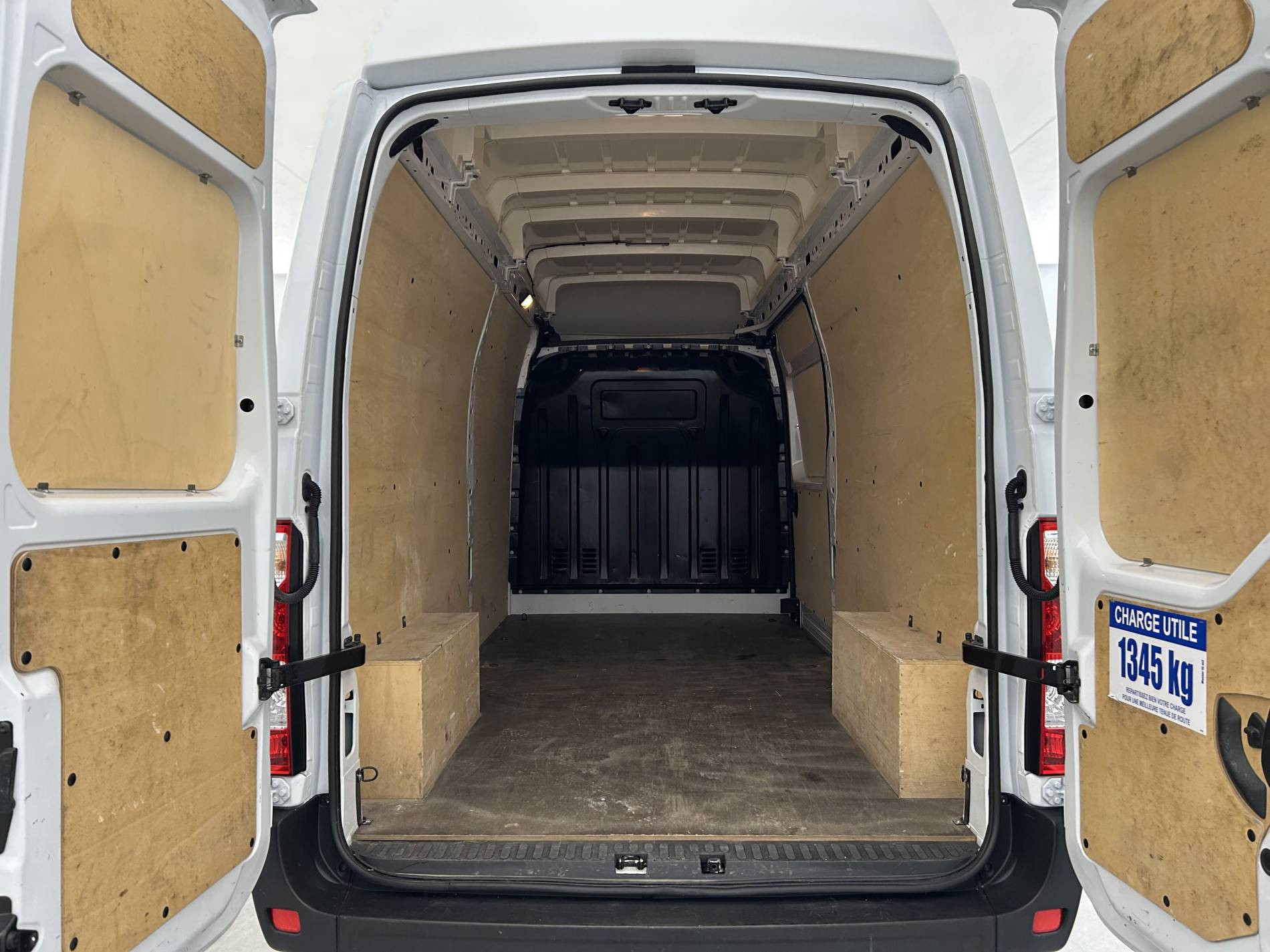 Vente en ligne Renault Master Fourgon MASTER FGN TRAC F3500 L3H3 BLUE DCI 135 au prix de 29 400 €