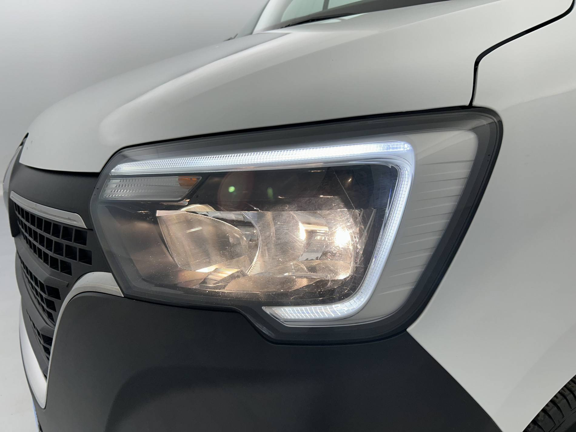 Vente en ligne Renault Master Fourgon MASTER FGN TRAC F3300 L2H2 BLUE DCI 135 au prix de 23 990 €