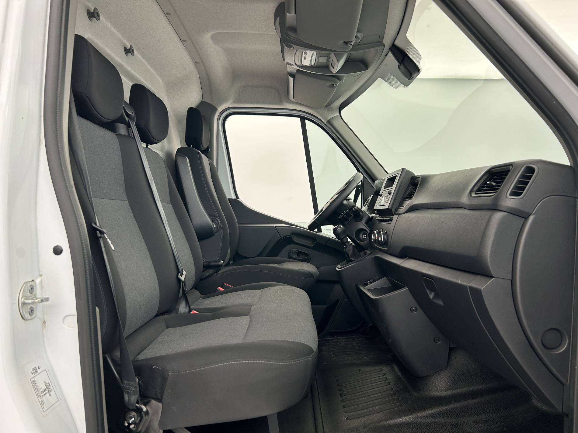 Vente en ligne Renault Master Fourgon MASTER FGN TRAC F3500 L2H2 BLUE DCI 135 au prix de 24 490 €