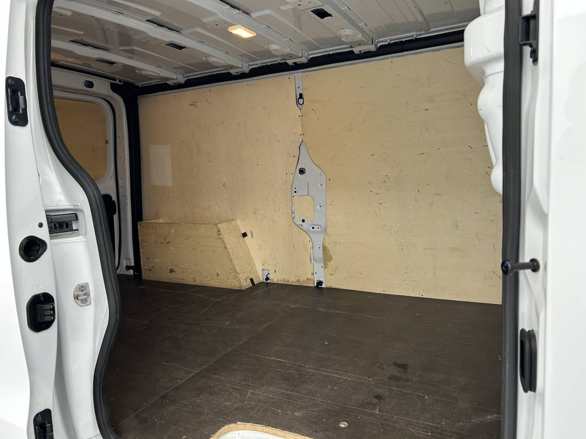 Vente en ligne Renault Trafic 3 Fourgon TRAFIC PC L2H1 3T BLUE DCI 150 au prix de 23 490 €