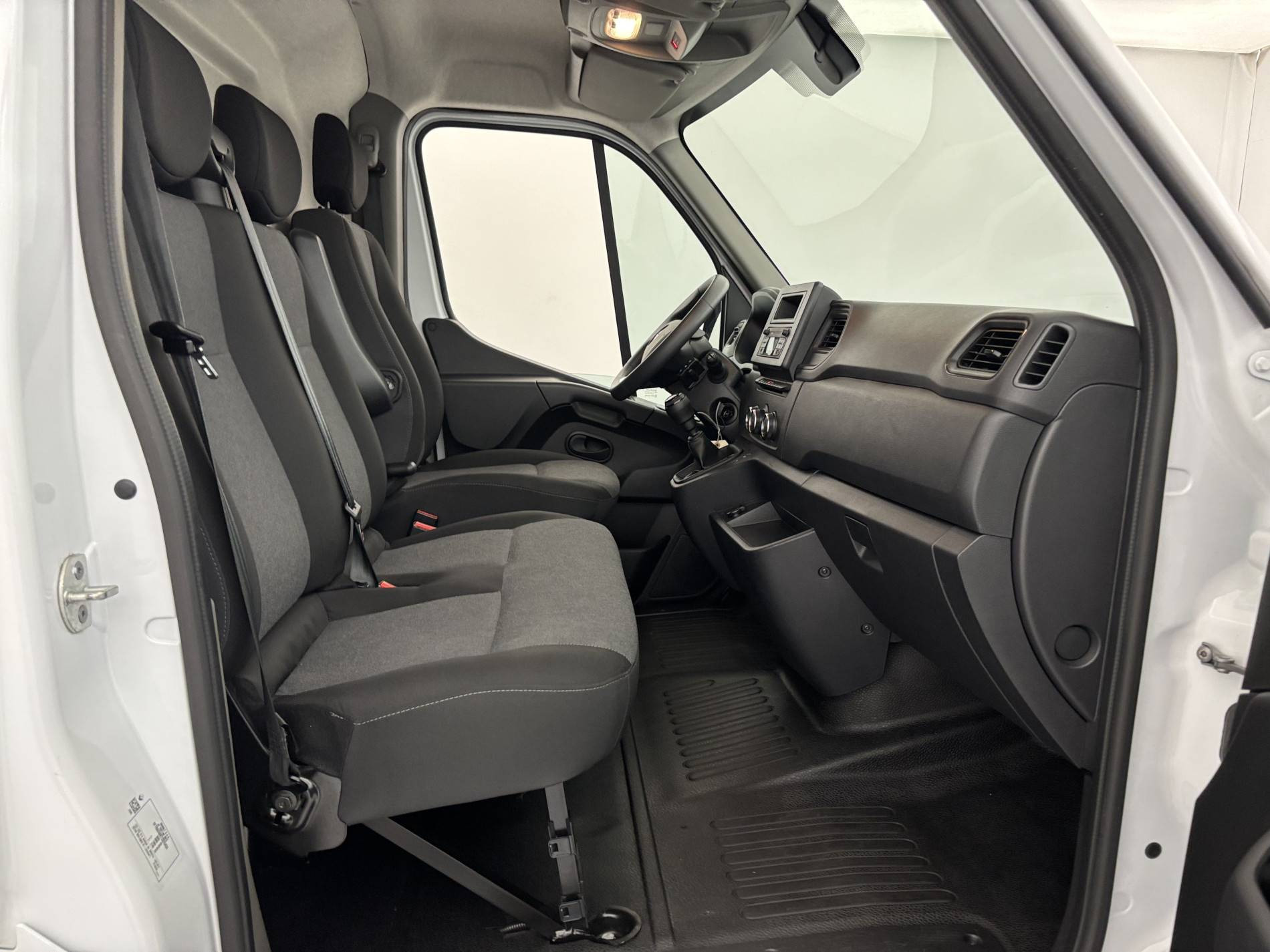 Vente en ligne Renault Master Fourgon MASTER FGN TRAC F3500 L3H3 BLUE DCI 135 au prix de 27 990 €