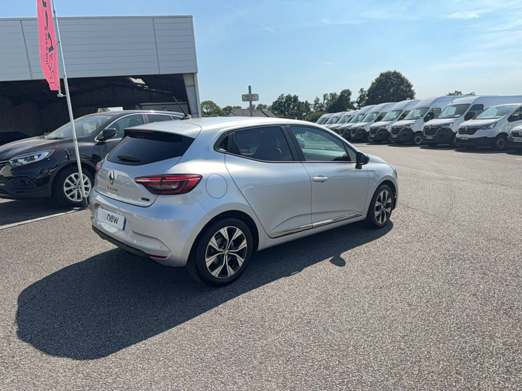 Vente en ligne Renault Clio 5 Clio E-Tech full hybrid 145 au prix de 17 990 €