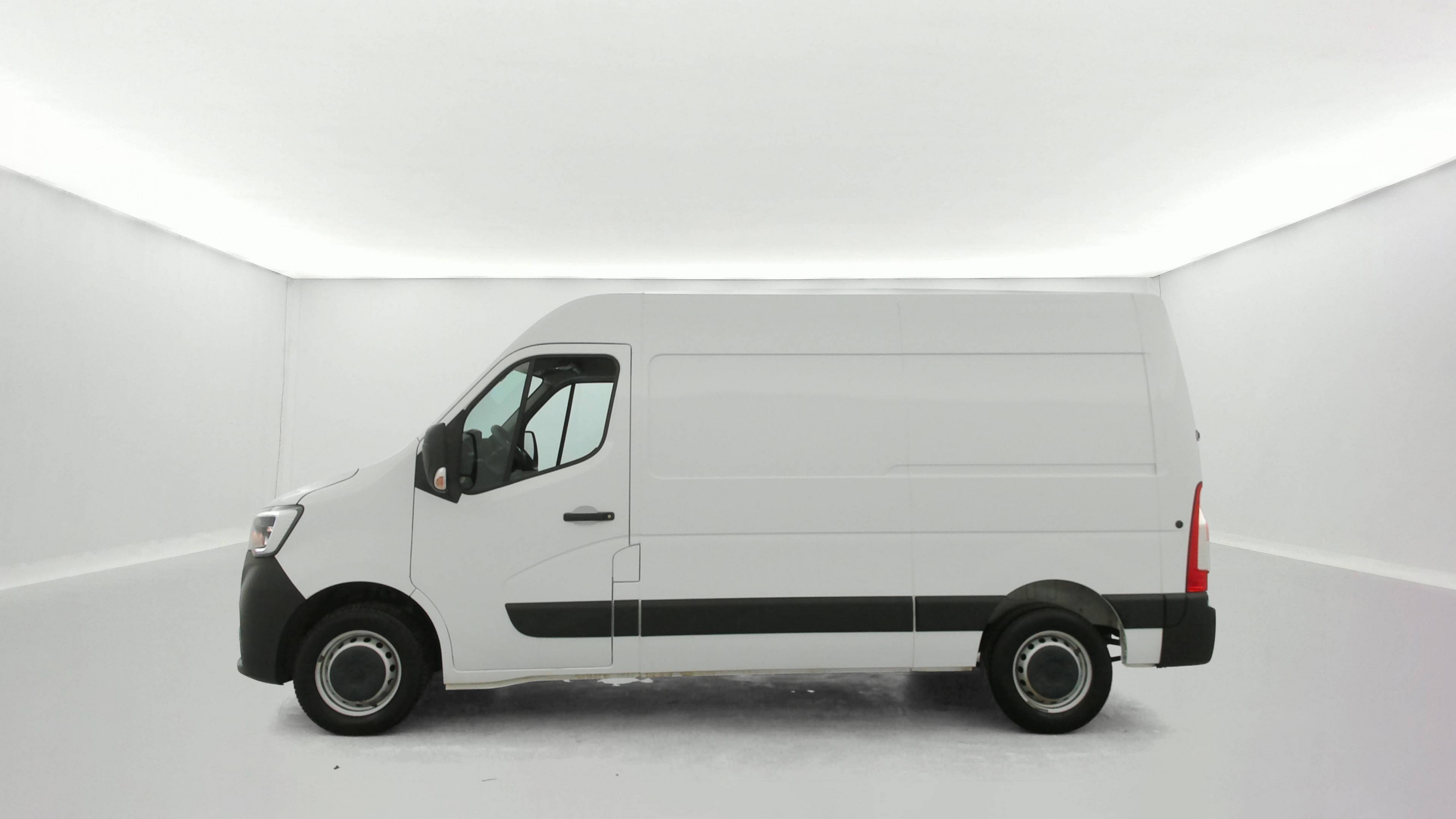 Vente en ligne Renault Master Fourgon MASTER FGN TRAC F3300 L2H2 BLUE DCI 150 au prix de 24 690 €