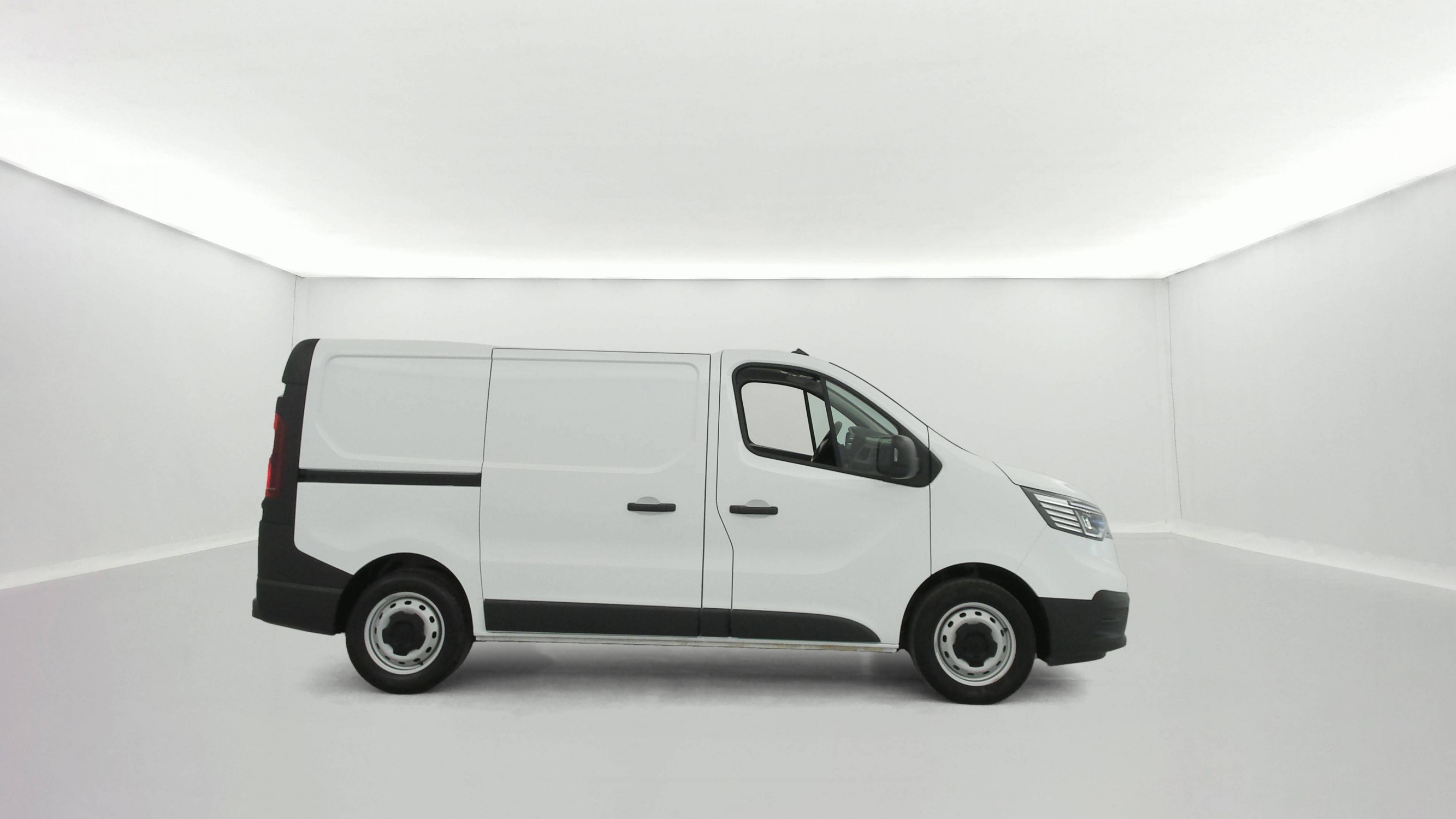 Vente en ligne Renault Trafic 3 Fourgon TRAFIC FG BLUE DCI 130 L1H1 3T GSR2 au prix de 23 990 €