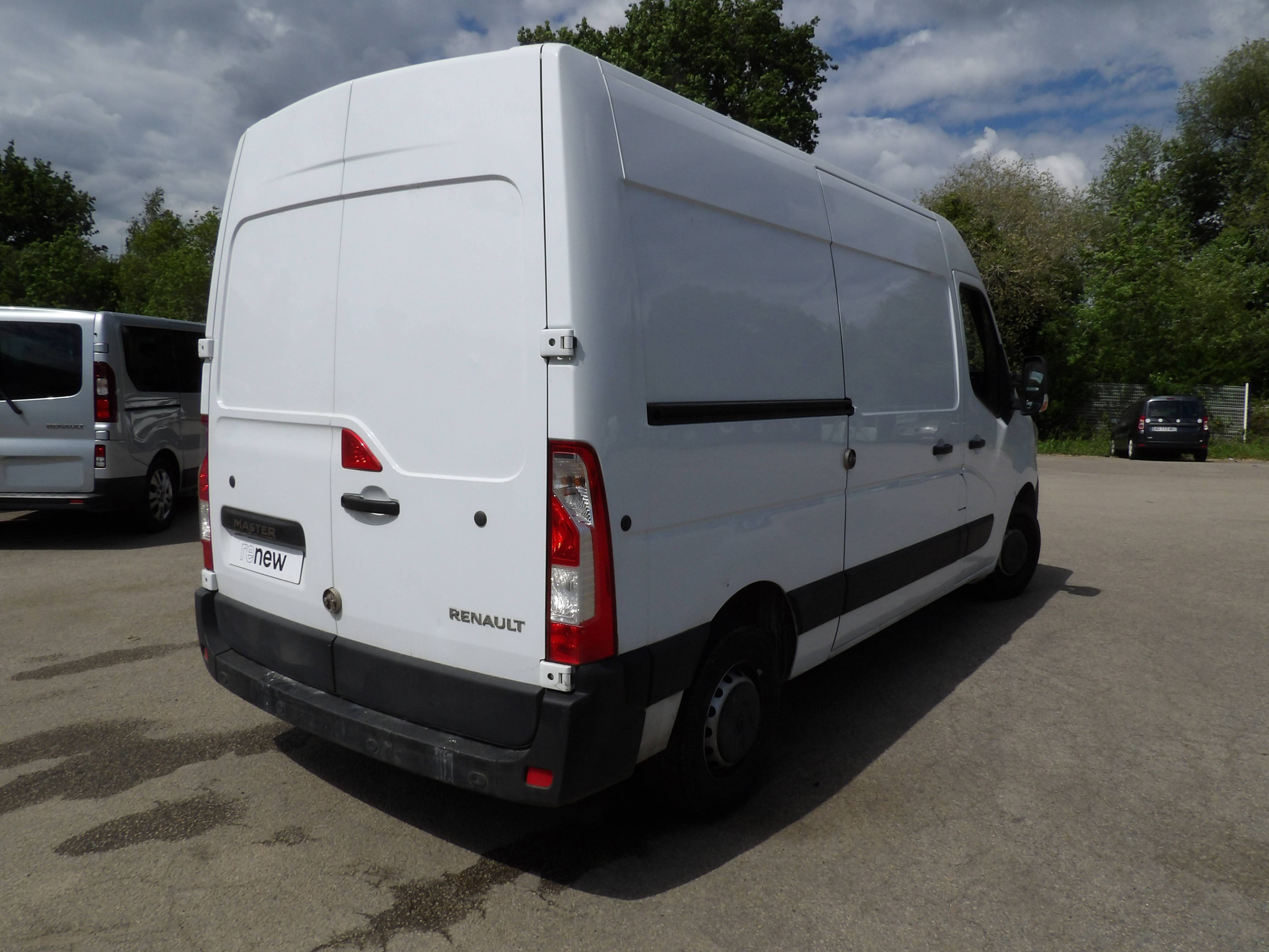Vente en ligne Renault Master Fourgon MASTER FGN TRAC F3300 L2H2 BLUE DCI 180 au prix de 22 499 €
