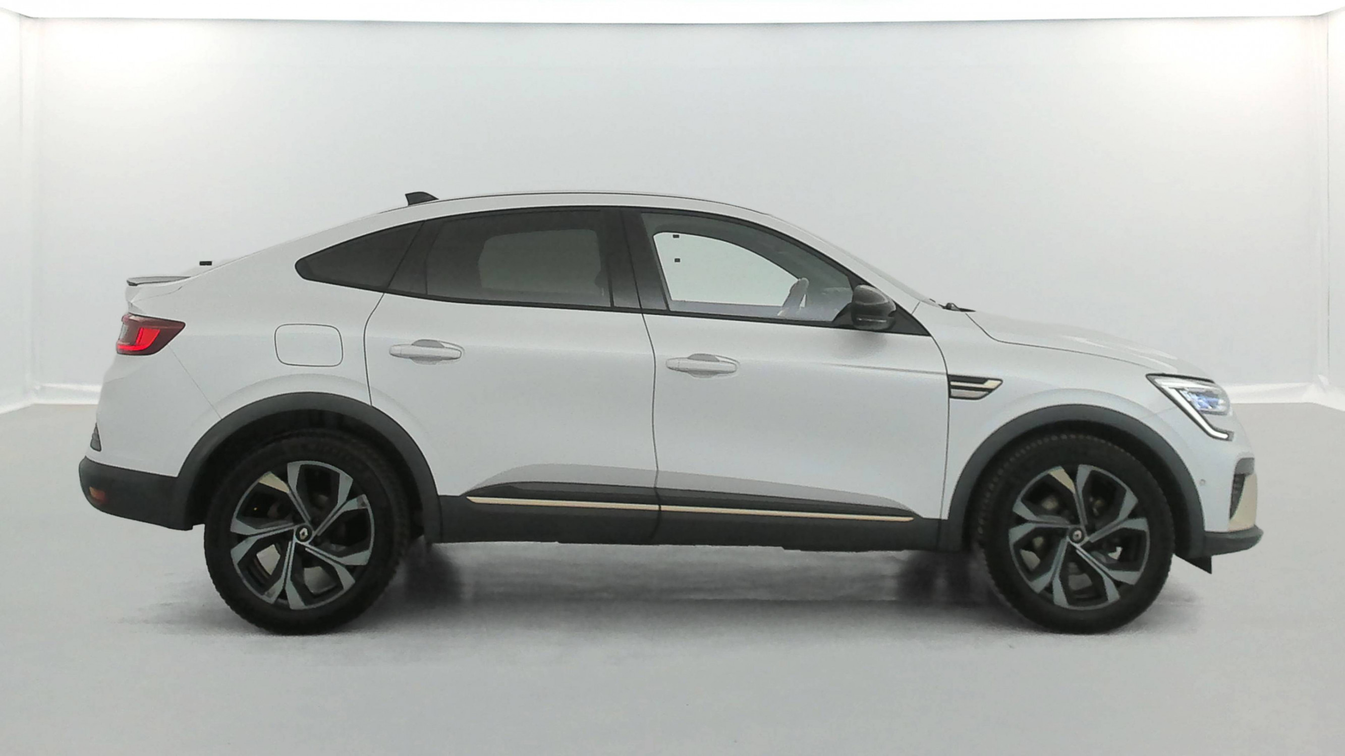 Vente en ligne Renault Arkana  E-Tech hybride 145 - 22 au prix de 19 990 €