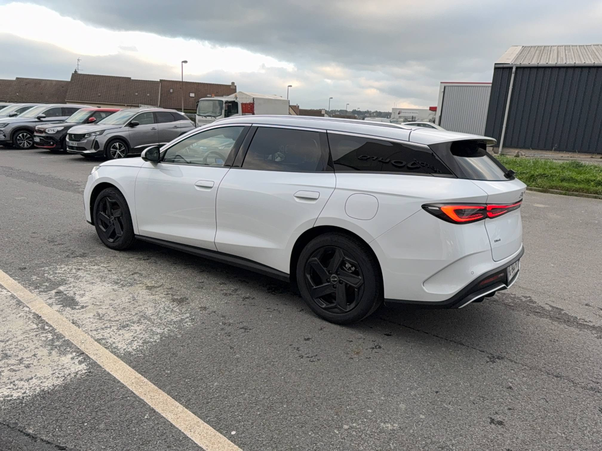 Vente en ligne Byd Seal 6 DM-i Touring  1.5l DM-i 156 kW PHEV au prix de 36 390 €