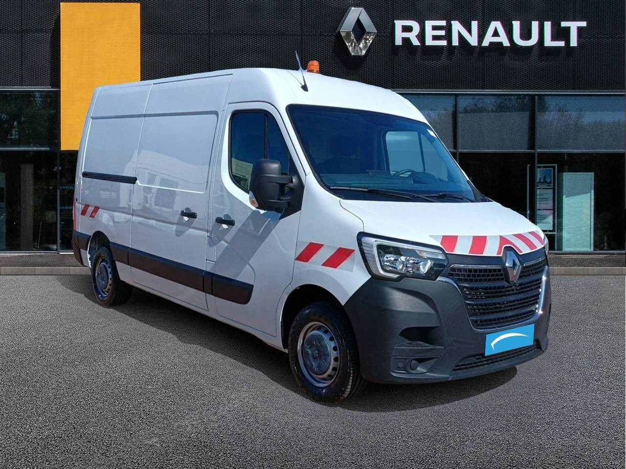 Vente en ligne Renault Master Fourgon MASTER FGN TRAC F3300 L2H2 BLUE DCI 135 au prix de 23 490 €