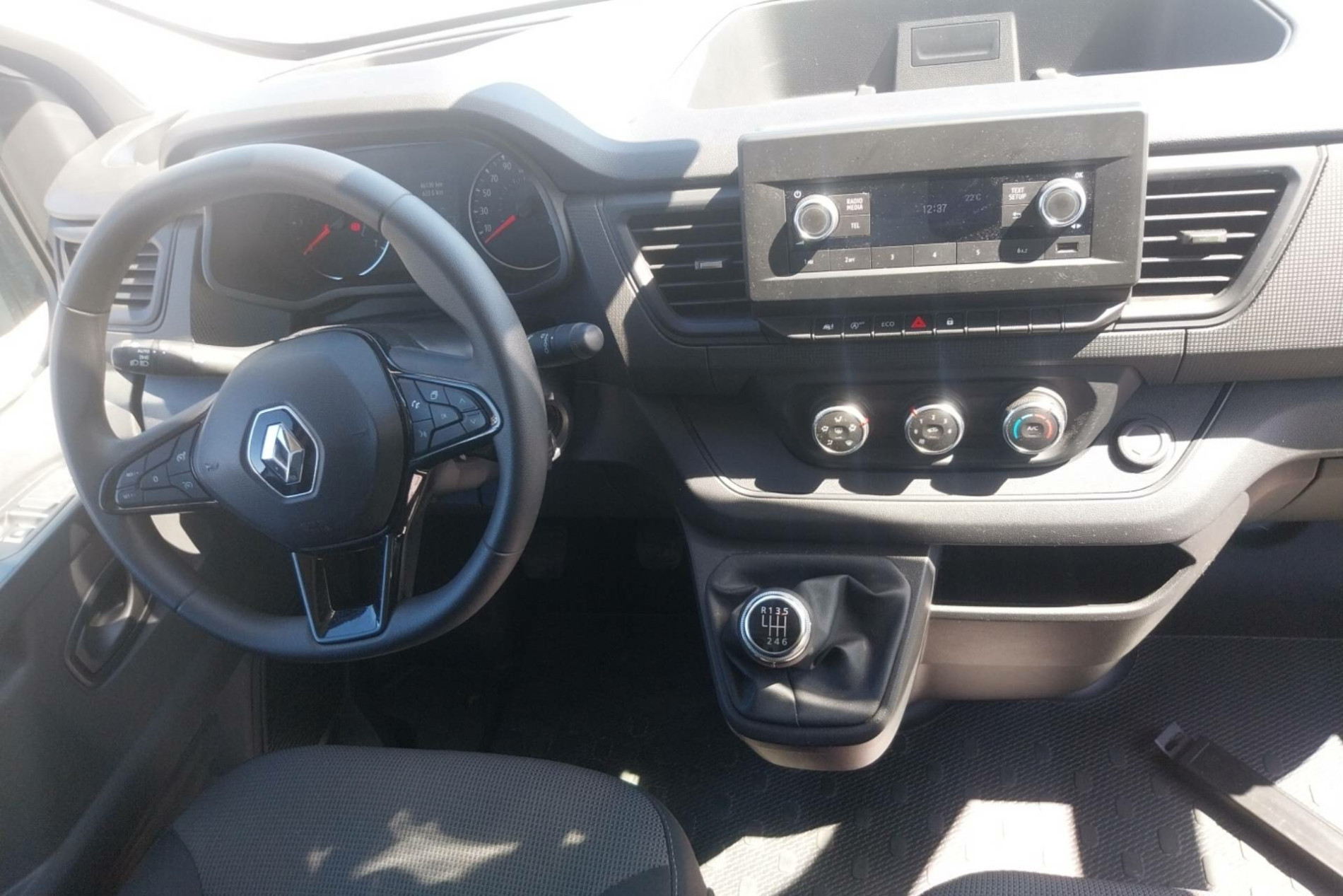 Vente en ligne Renault Trafic 3 Fourgon TRAFIC PC L2H1 3T BLUE DCI 150 au prix de 24 990 €