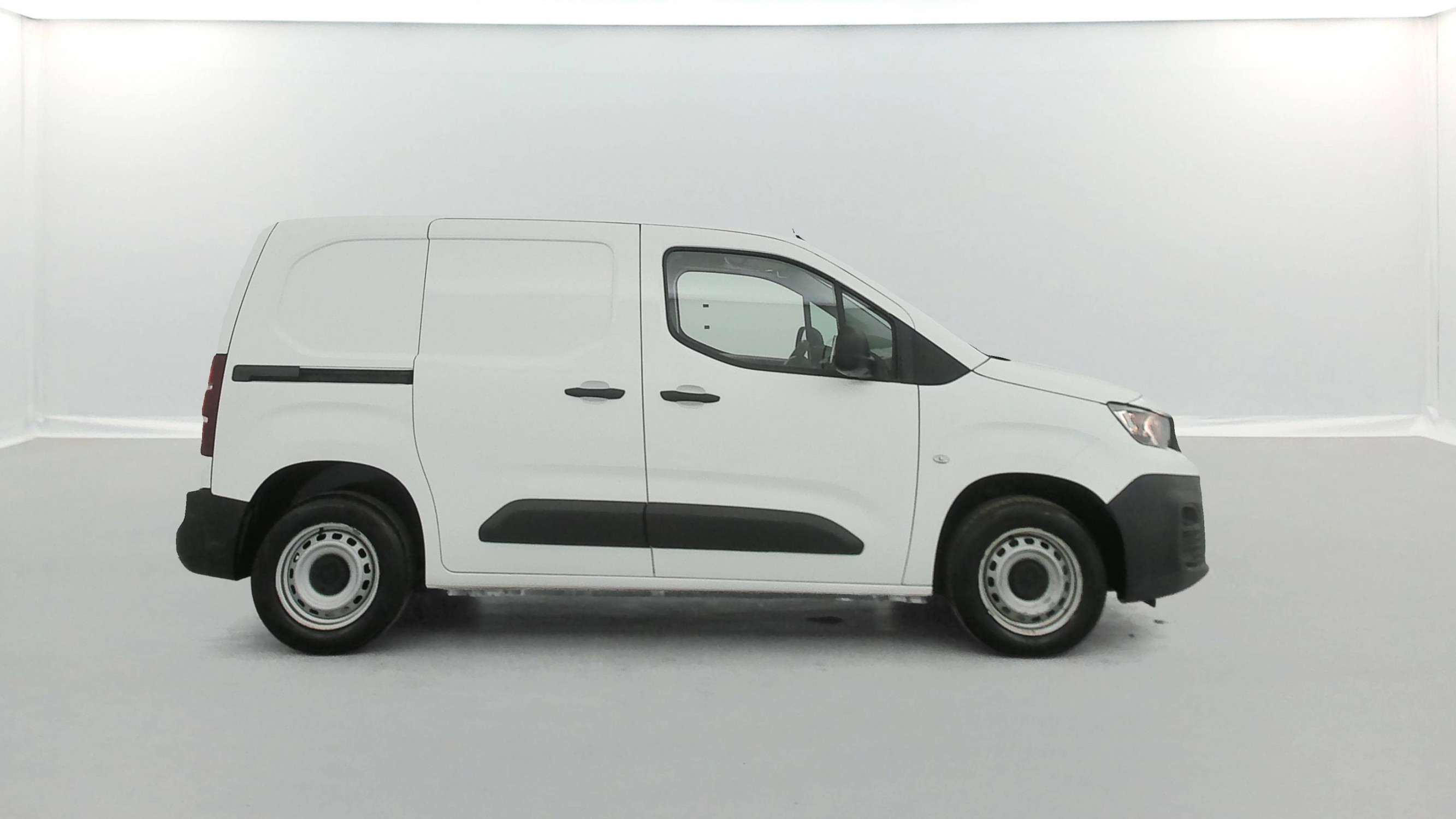 Vente en ligne Peugeot Partner Fourgon  STANDARD 650 KG BLUEHDI 100 S&S BVM5 au prix de 11 990 €