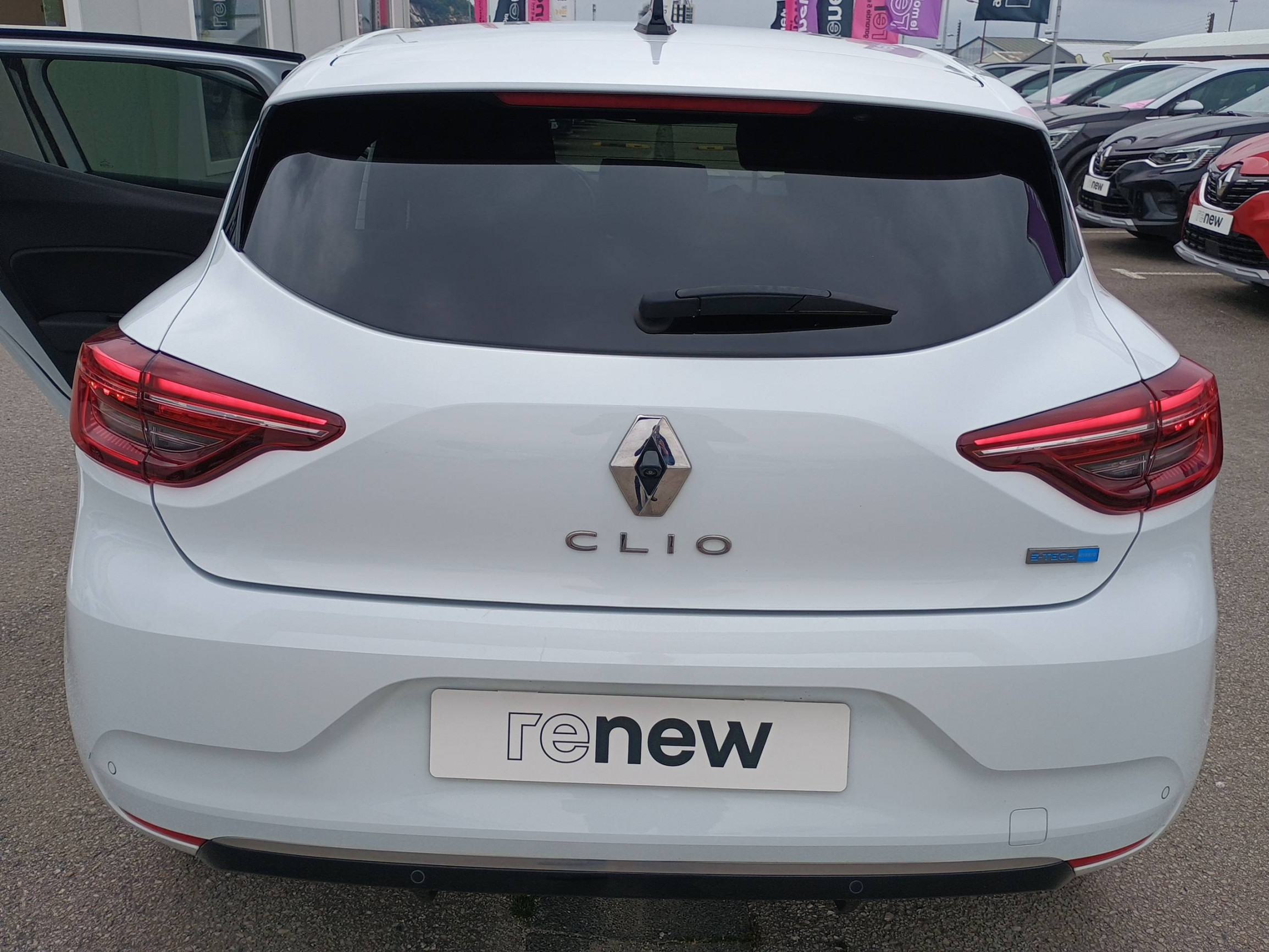 Vente en ligne Renault Clio 5 Clio E-Tech full hybrid 145 au prix de 16 990 €