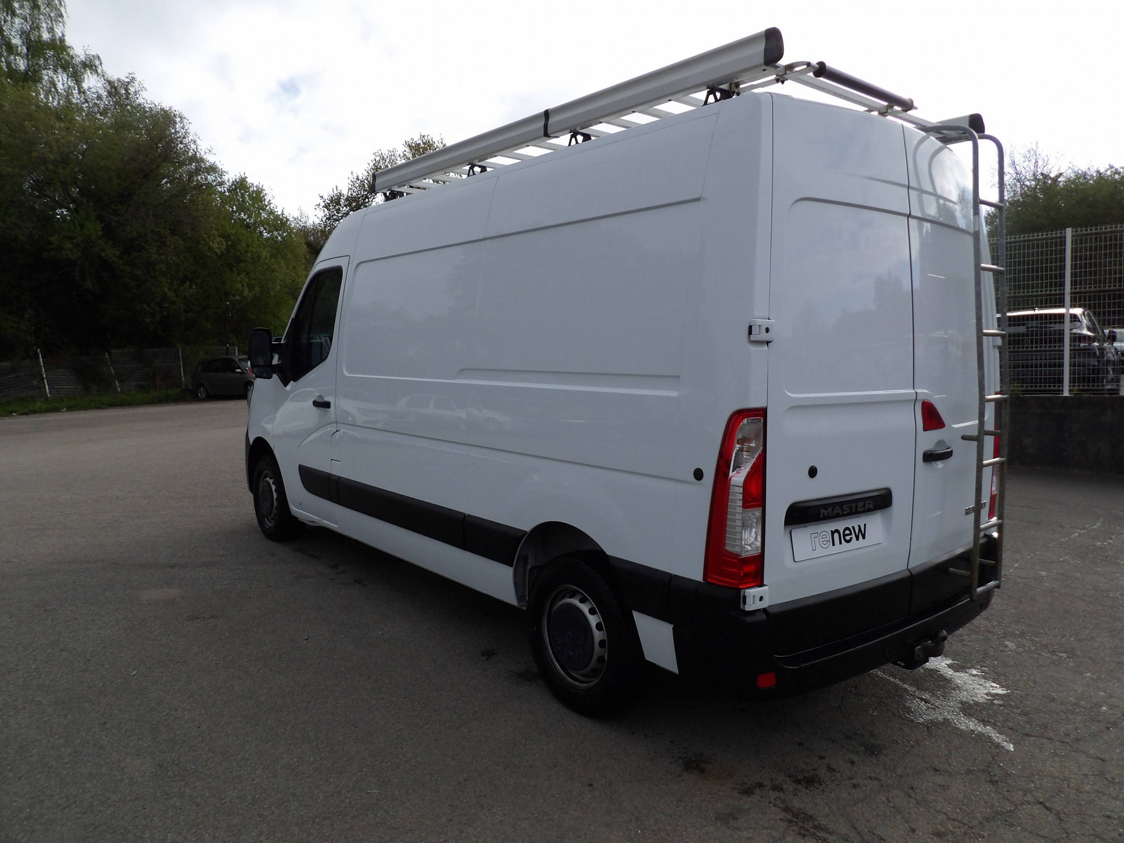 Vente en ligne Renault Master Fourgon MASTER FGN TRAC F3300 L2H2 BLUE DCI 135 au prix de 22 490 €