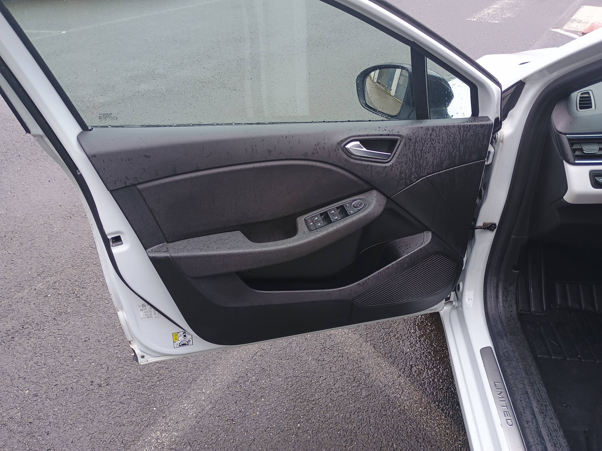 Vente en ligne Renault Clio 5 Clio E-Tech 140 - 21N au prix de 15 490 €