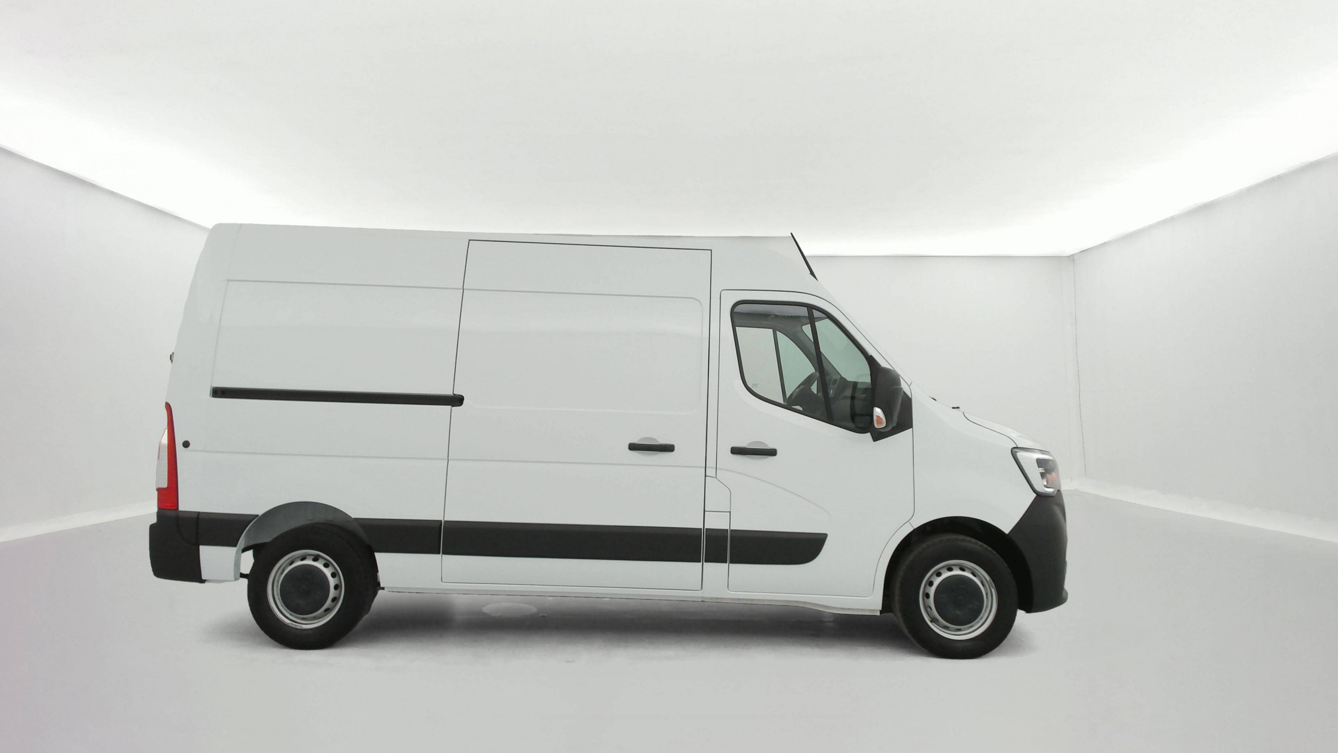 Vente en ligne Renault Master Fourgon MASTER CA TRAC F3500 L2H2 BLUE DCI 135 au prix de 26 490 €