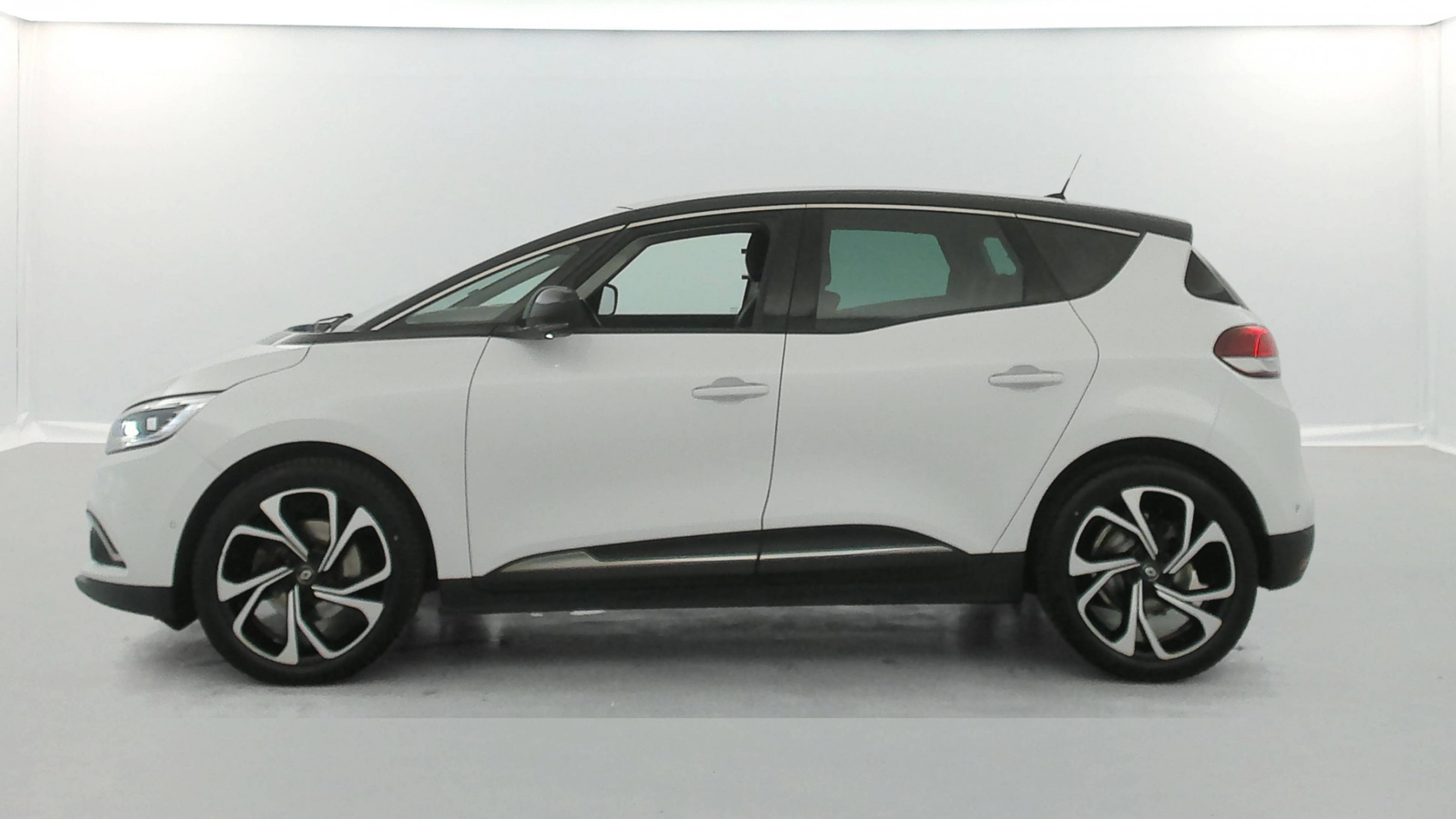 Vente en ligne Renault Scenic 4 Scenic Blue dCi 120 au prix de 16 900 €