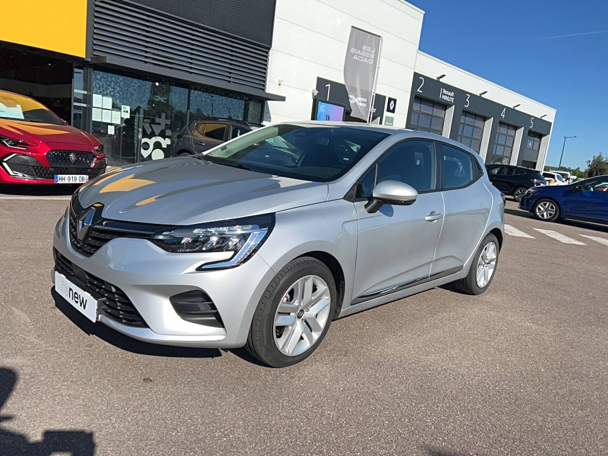 Vente en ligne Renault Clio 5 Clio E-Tech 140 - 21N au prix de 17 491 €