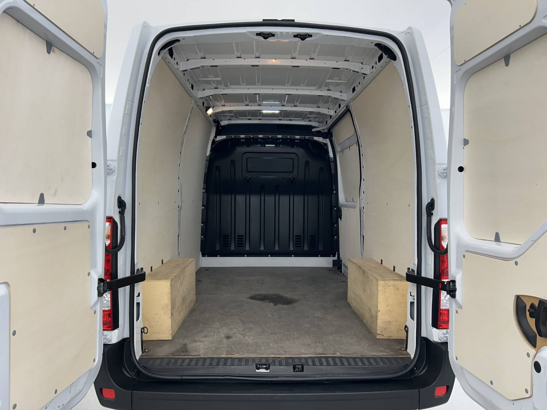 Vente en ligne Renault Master Fourgon MASTER FGN TRAC F3500 L2H2 BLUE DCI 135 au prix de 25 999 €