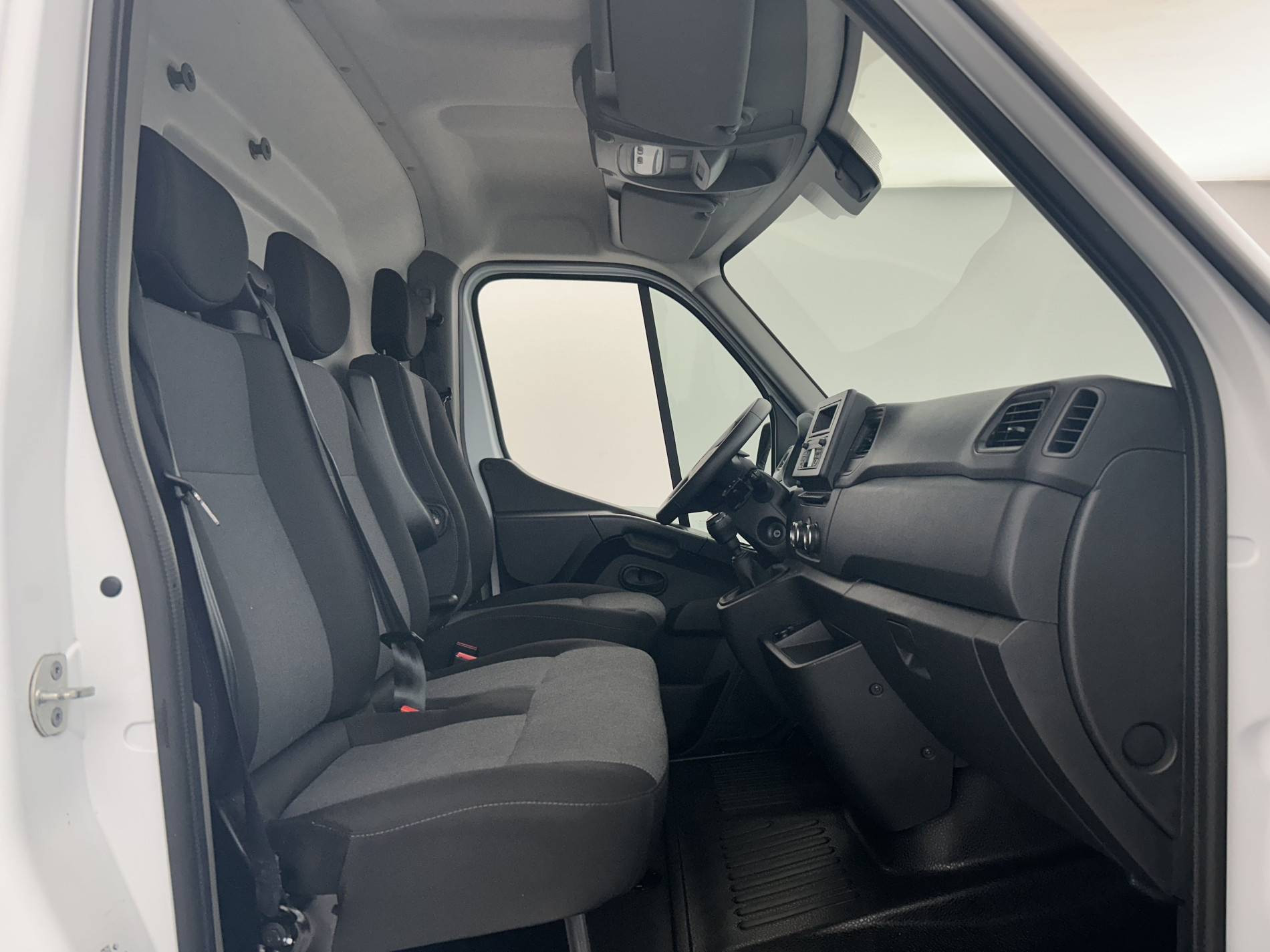 Vente en ligne Renault Master Fourgon MASTER FGN TRAC F3500 L2H2 BLUE DCI 135 au prix de 26 990 €