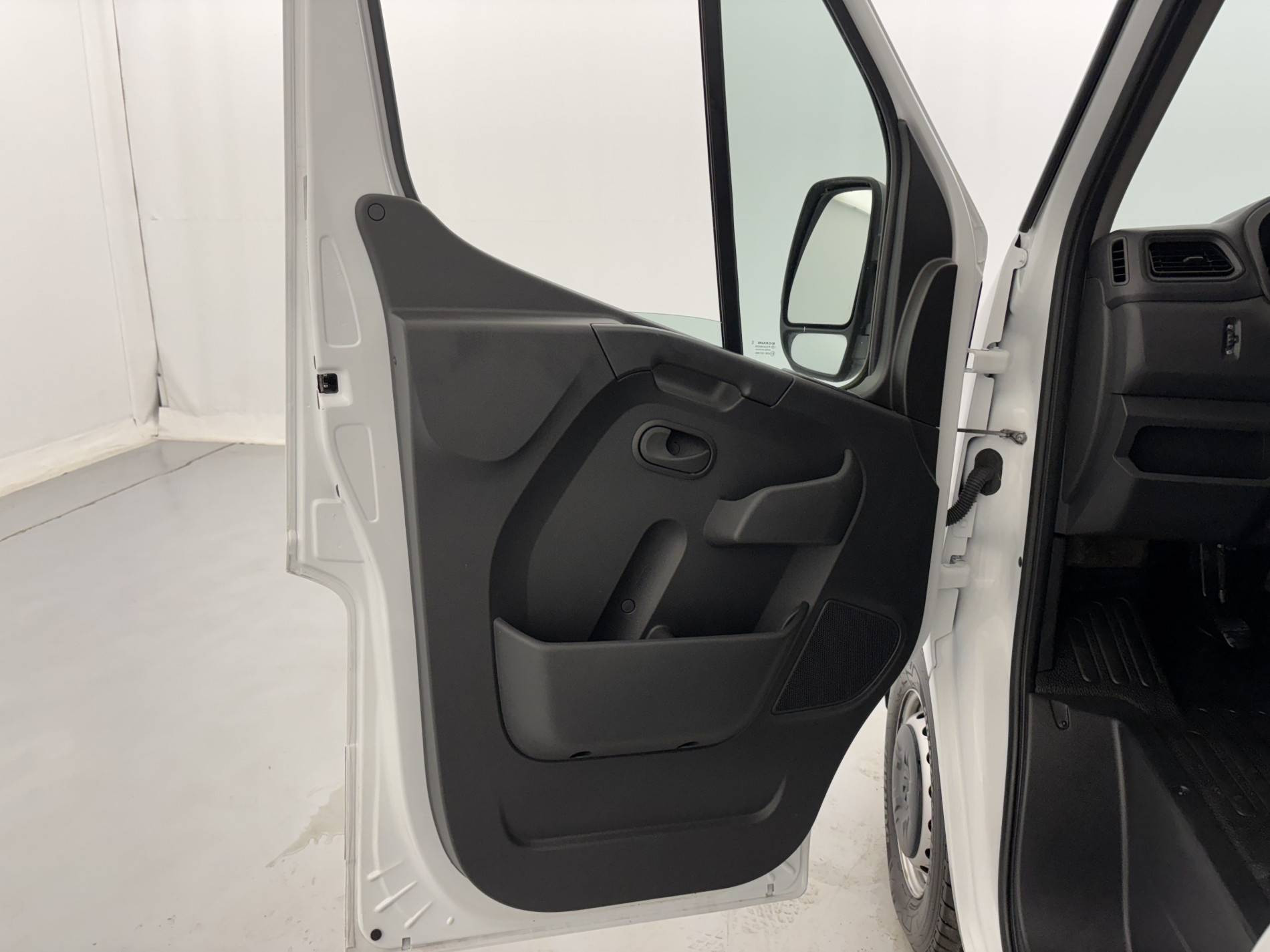 Vente en ligne Renault Master Fourgon MASTER FGN TRAC F3500 L2H2 BLUE DCI 135 au prix de 22 990 €