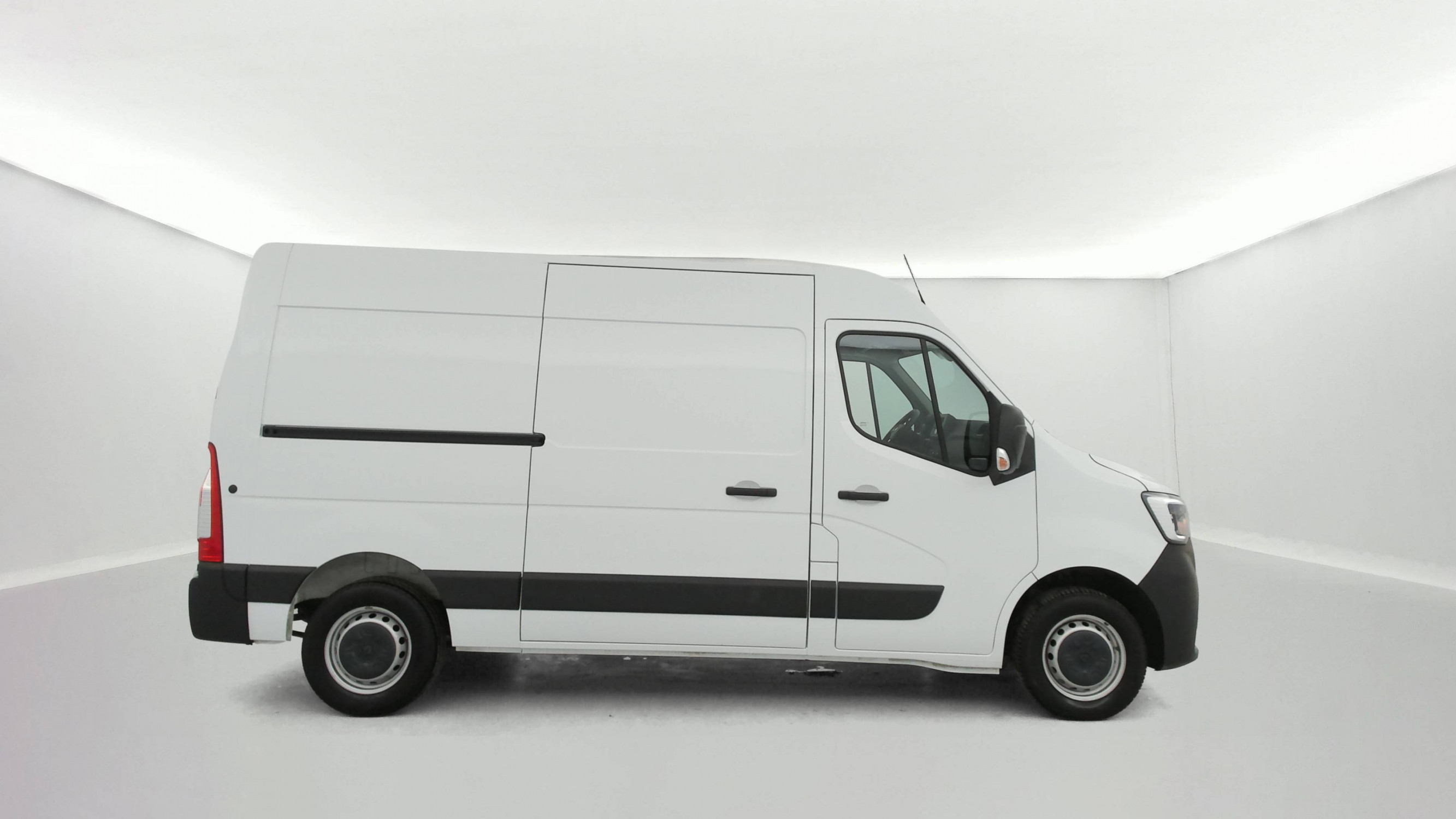 Vente en ligne Renault Master Fourgon MASTER FGN TRAC F3300 L2H2 BLUE DCI 150 au prix de 24 690 €