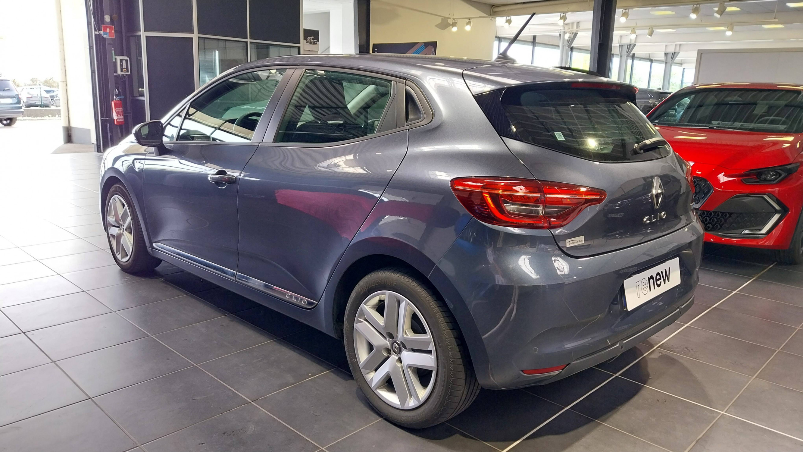 Vente en ligne Renault Clio 5 Clio E-Tech 140 au prix de 15 990 €