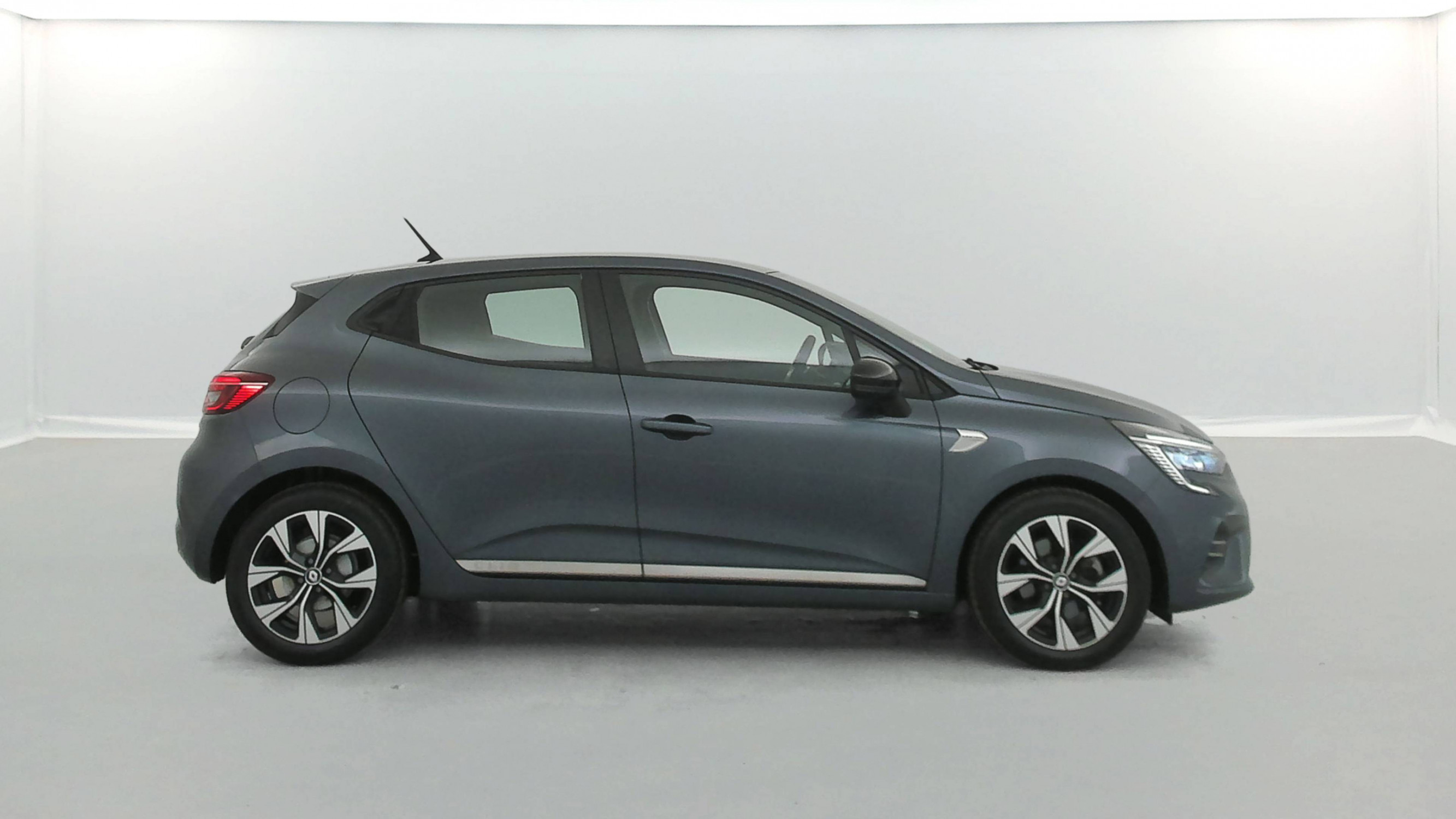 Vente en ligne Renault Clio 5 Clio E-Tech 140 - 21N au prix de 17 000 €