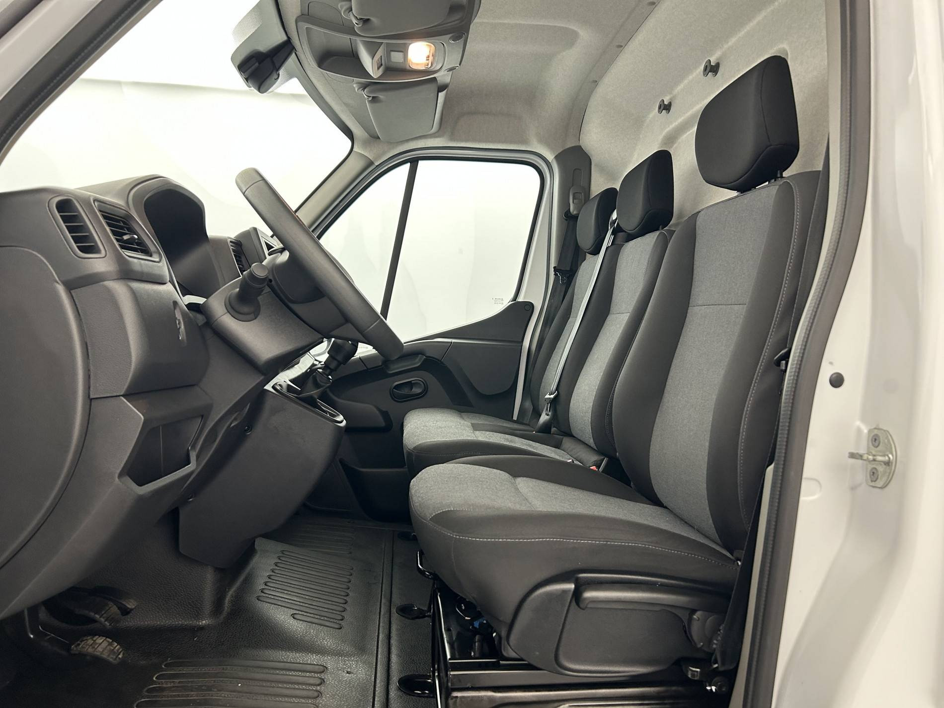 Vente en ligne Renault Master Fourgon MASTER FGN TRAC F3500 L2H2 BLUE DCI 135 au prix de 23 200 €