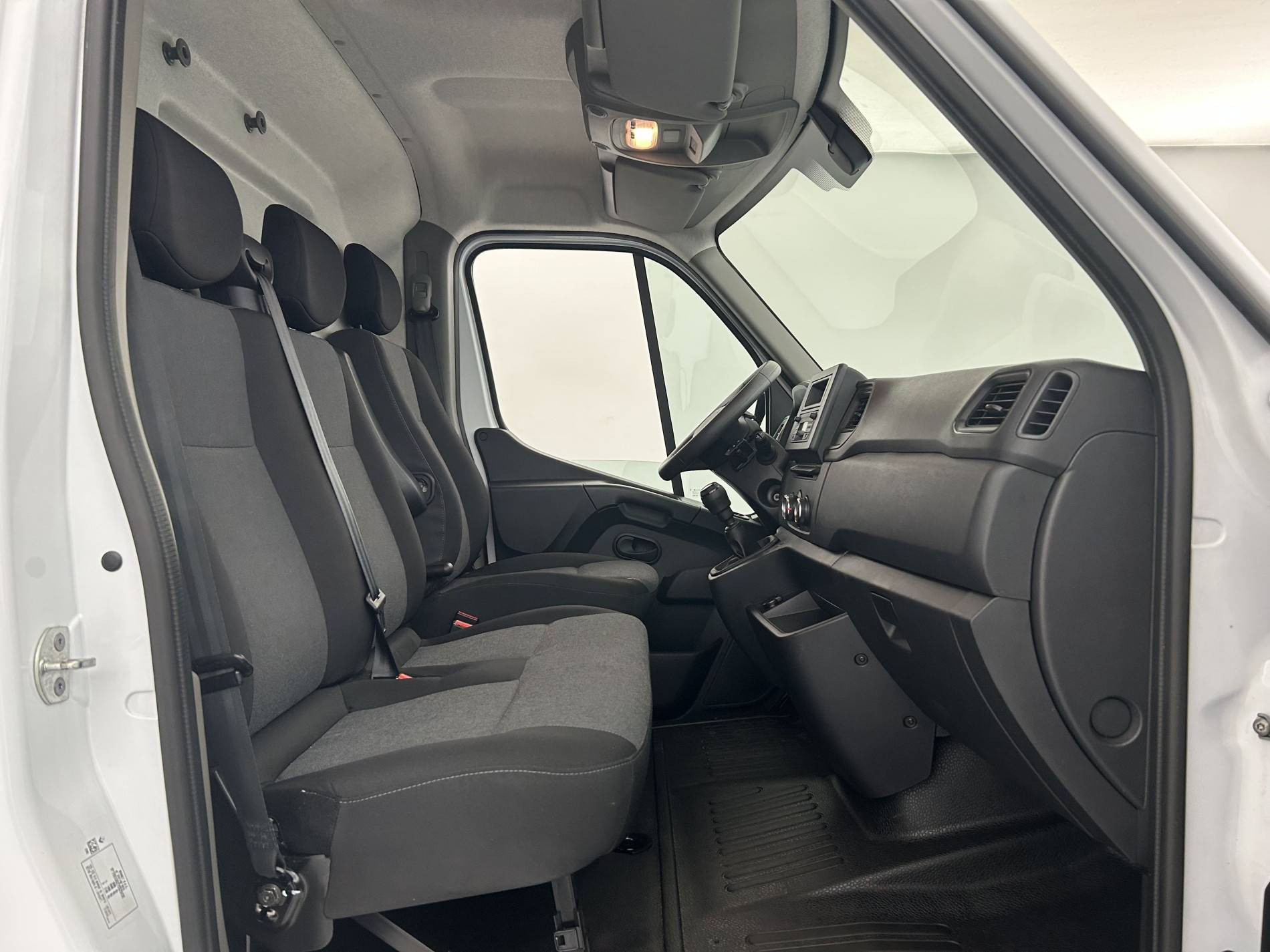 Vente en ligne Renault Master Fourgon MASTER FGN TRAC F3500 L3H3 BLUE DCI 135 au prix de 26 490 €