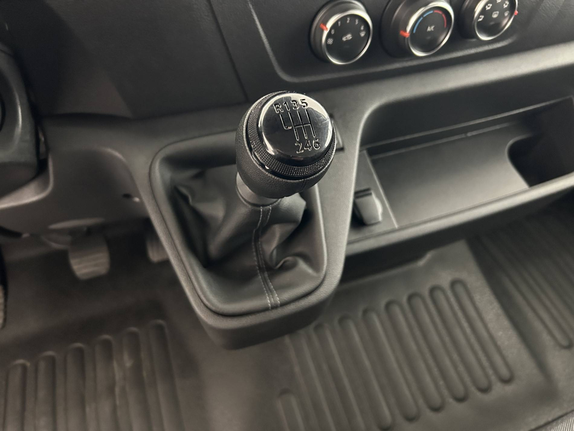 Vente en ligne Renault Master Fourgon MASTER FGN TRAC F3500 L2H2 BLUE DCI 135 au prix de 24 490 €