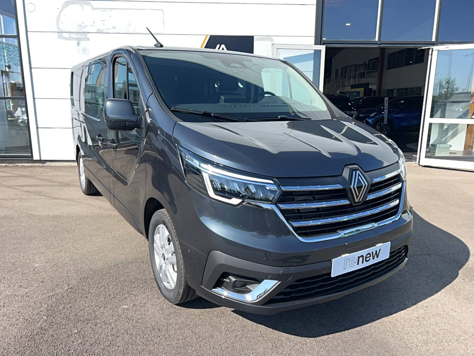 Vente en ligne Renault Trafic Cabine Approfondie TRAFIC CA BLUE DCI 170 L2H1 3T AUTO au prix de 42 980 €