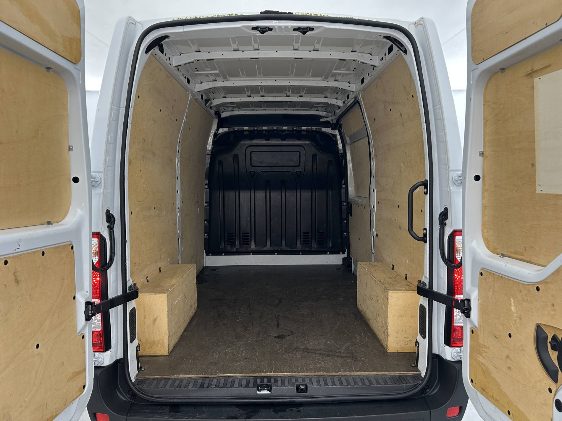 Vente en ligne Renault Master Fourgon MASTER FGN TRAC F3500 L2H2 BLUE DCI 135 au prix de 24 990 €
