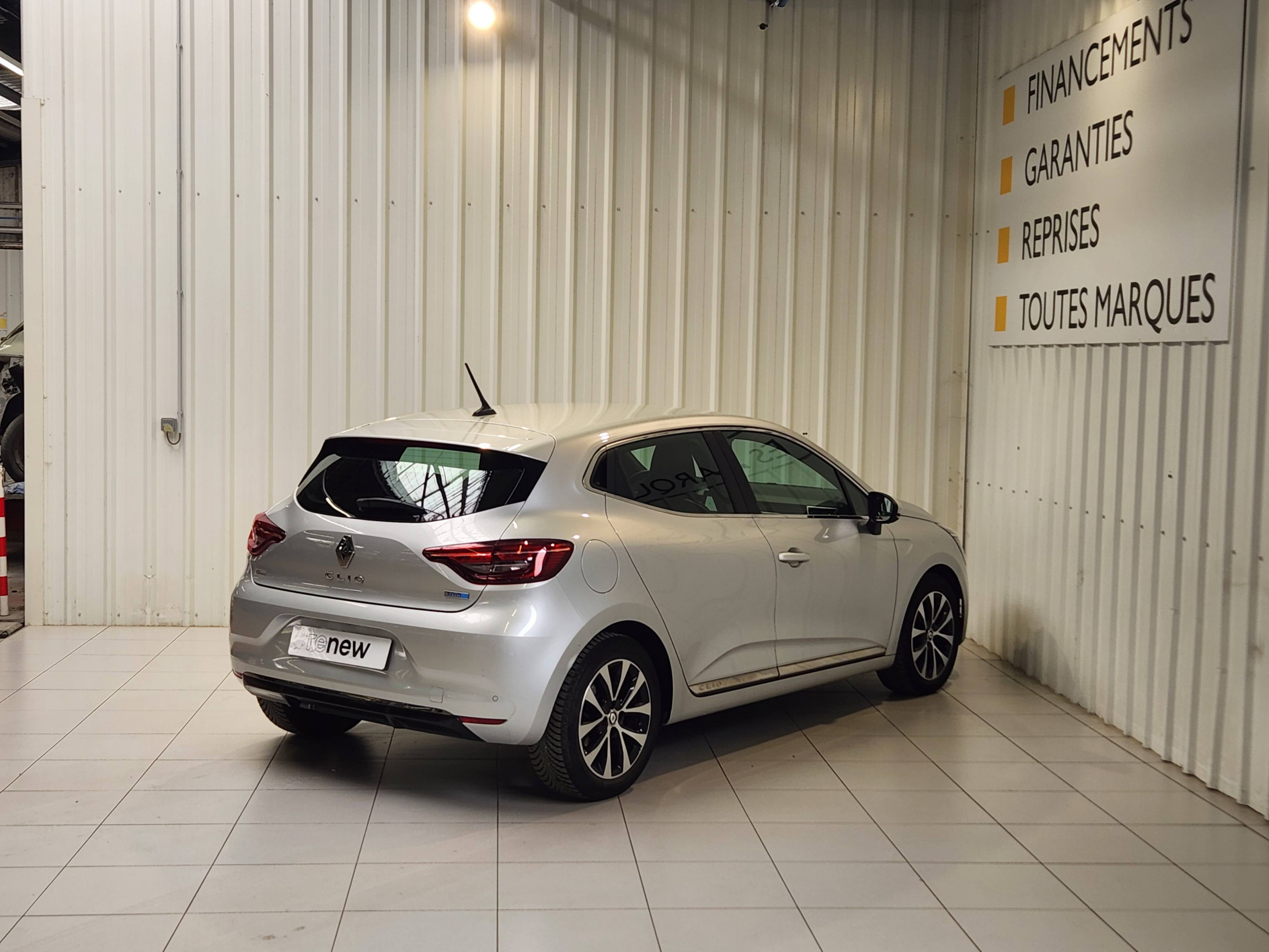 Vente en ligne Renault Clio 5 Clio E-Tech 140 - 21N au prix de 16 390 €