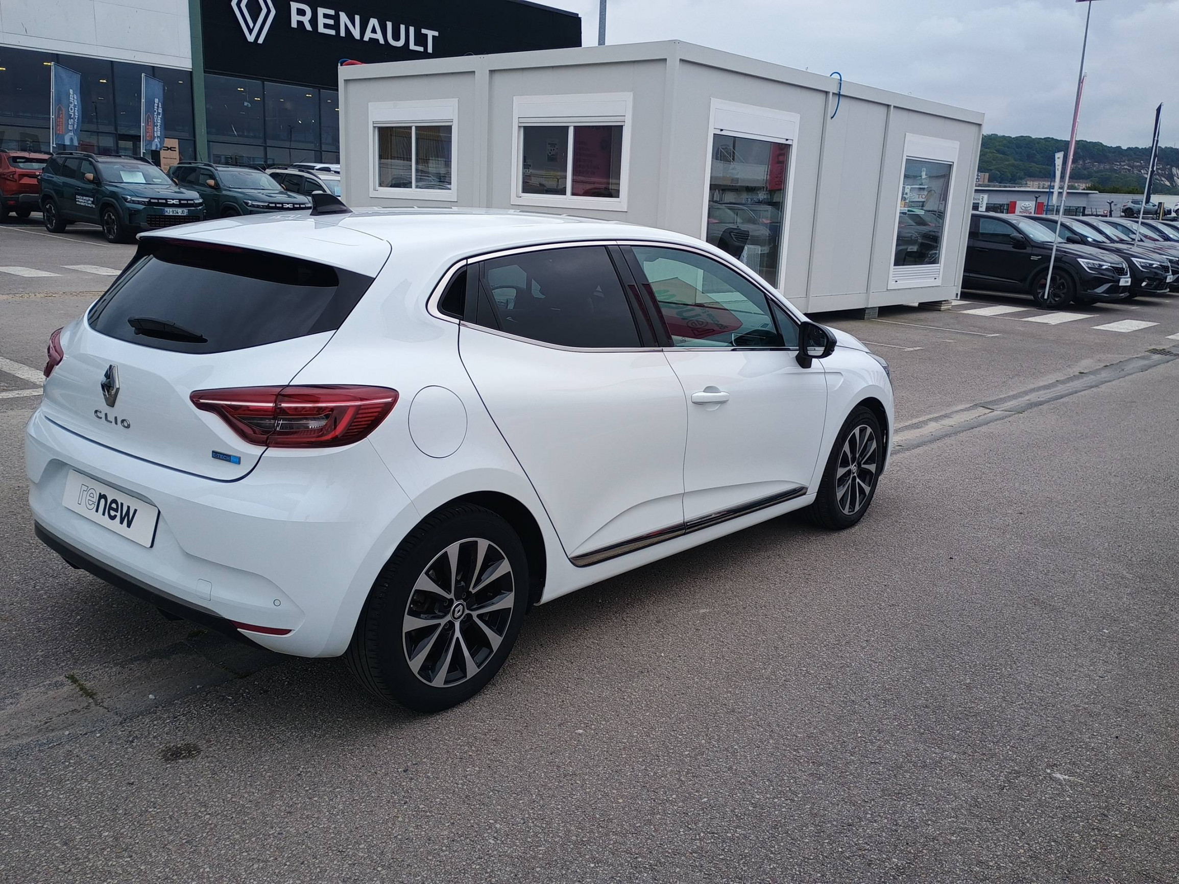 Vente en ligne Renault Clio 5 Clio E-Tech full hybrid 145 au prix de 16 990 €