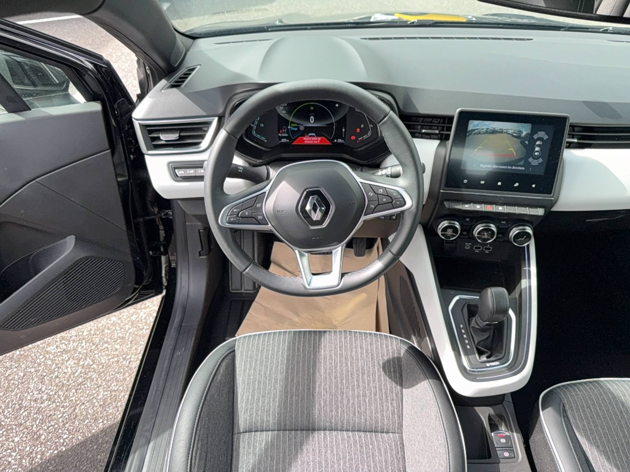 Vente en ligne Renault Clio 5 Clio E-Tech 140 - 21N au prix de 18 900 €