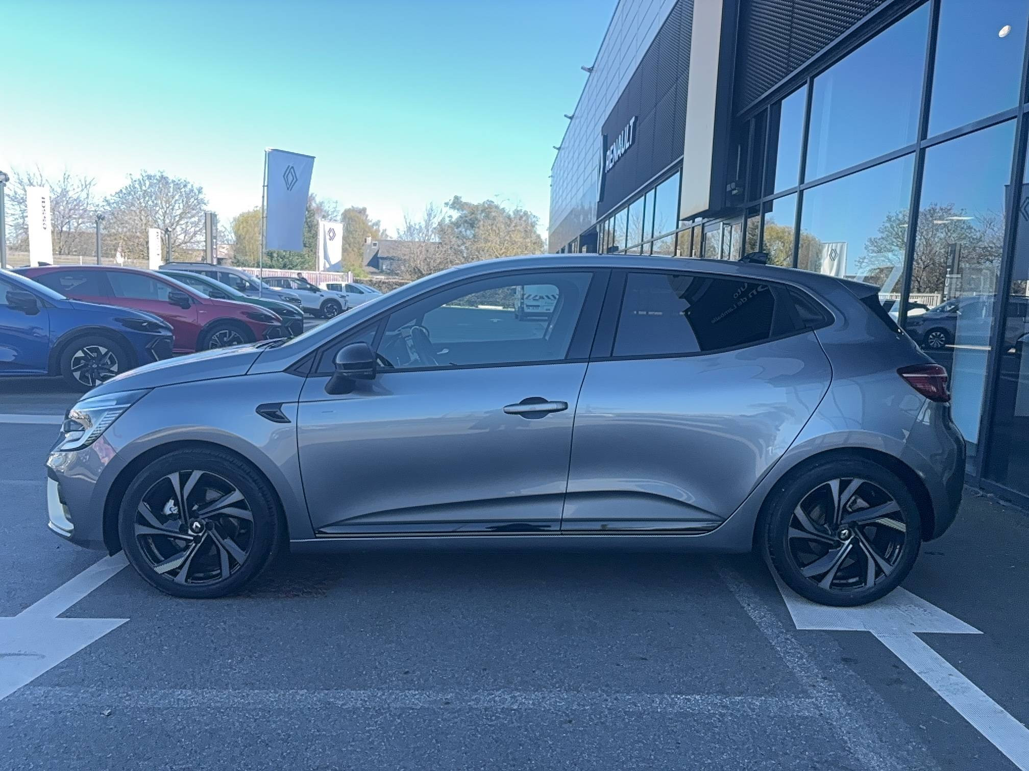 Vente en ligne Renault Clio 5 Clio E-Tech full hybrid 145 au prix de 19 490 €