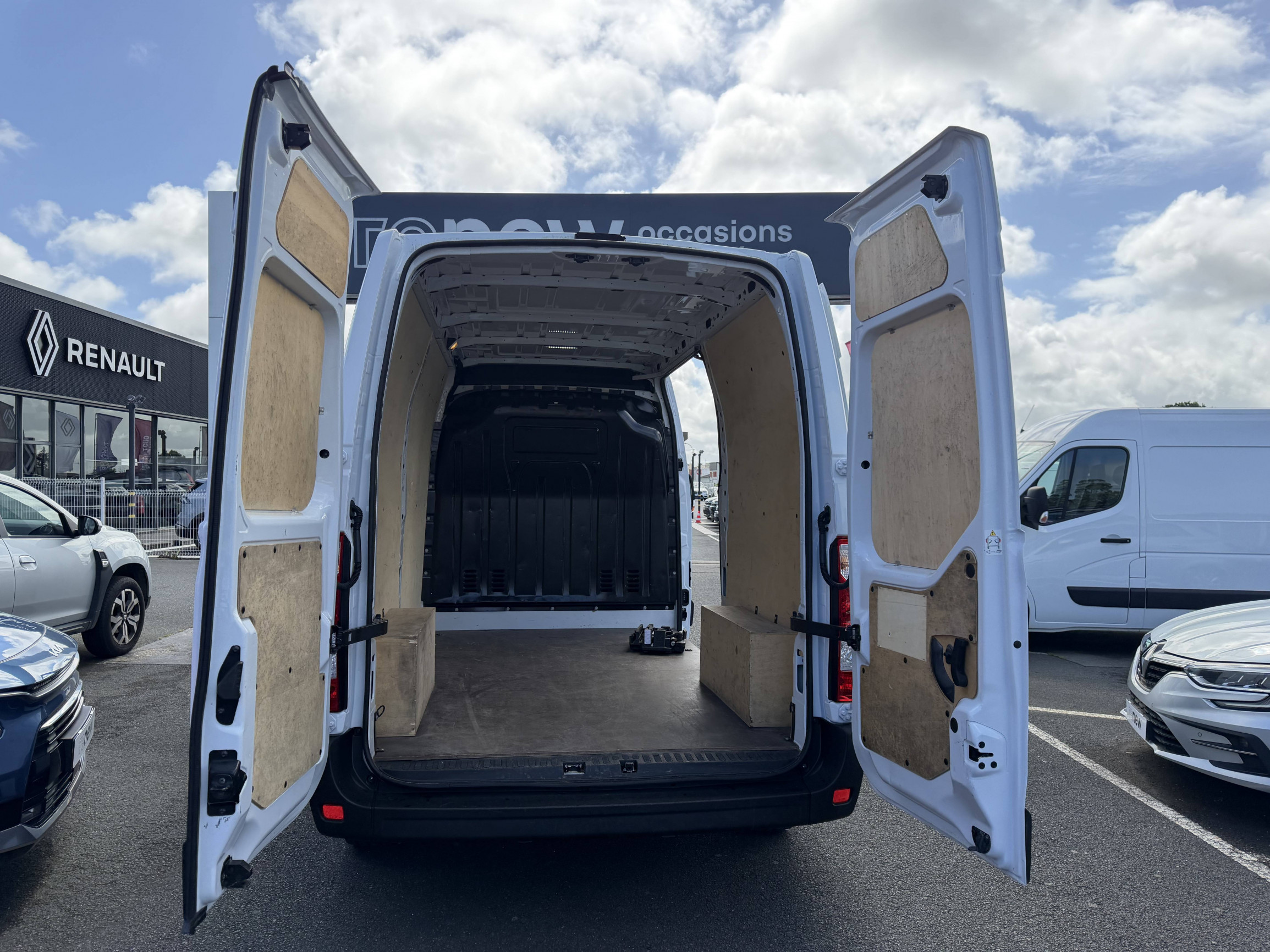 Vente en ligne Renault Master Fourgon MASTER FGN TRAC F3500 L2H2 BLUE DCI 135 au prix de 25 990 €