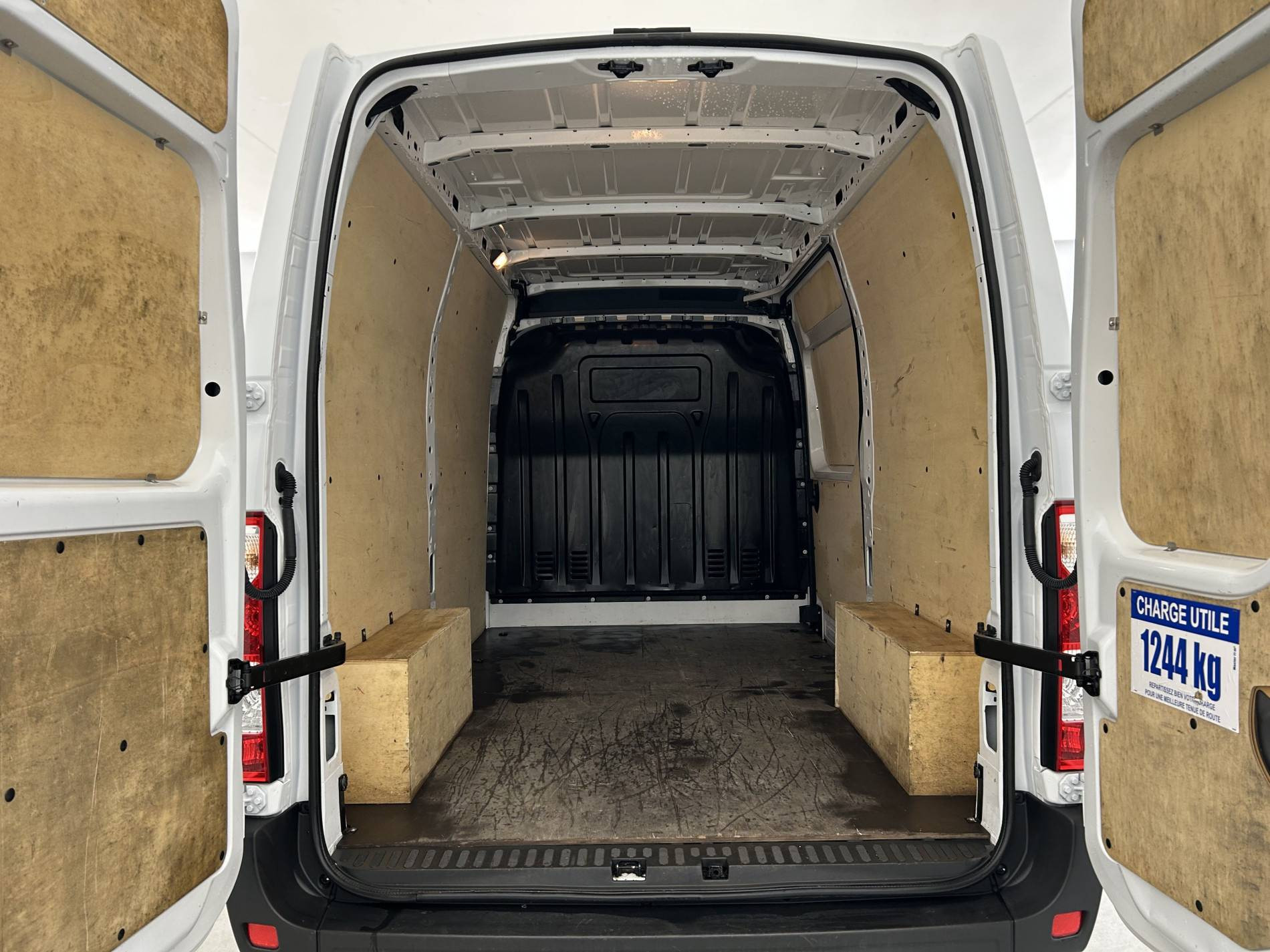 Vente en ligne Renault Master Fourgon MASTER FGN TRAC F3500 L2H2 BLUE DCI 135 au prix de 27 990 €