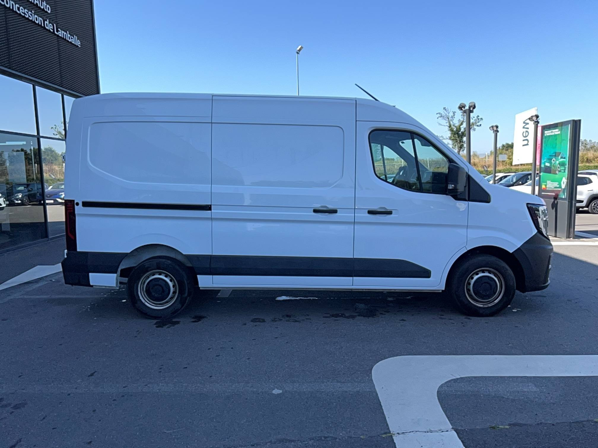Vente en ligne Renault Master Fourgon MASTER FG BLUE DCI 130 L2H2 3T5 TR au prix de 29 990 €