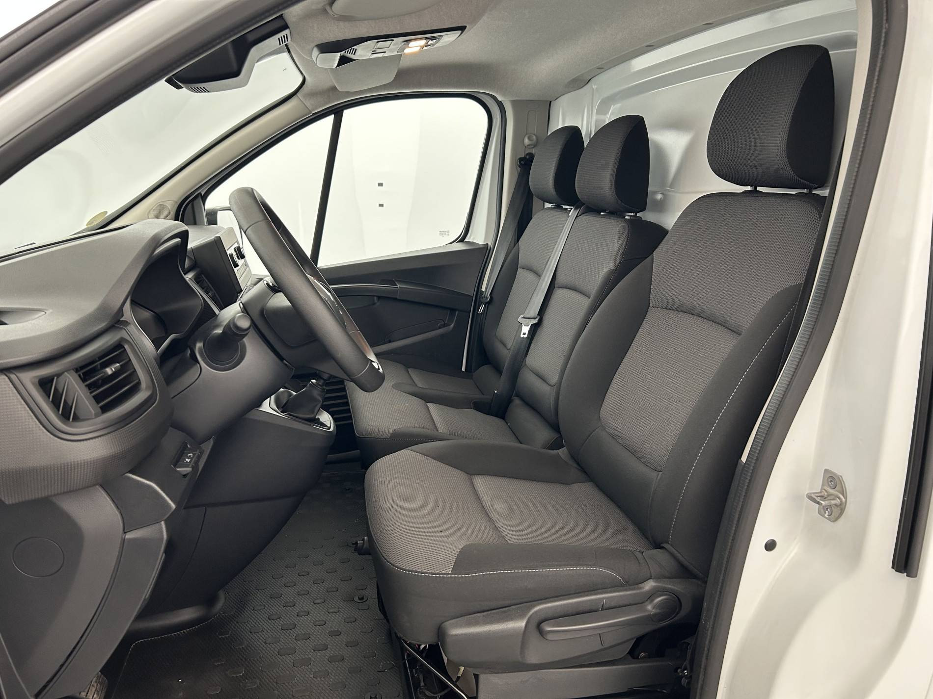 Vente en ligne Renault Trafic 3 Fourgon TRAFIC FG BLUE DCI 130 L1H1 3T GSR2 au prix de 26 750 €