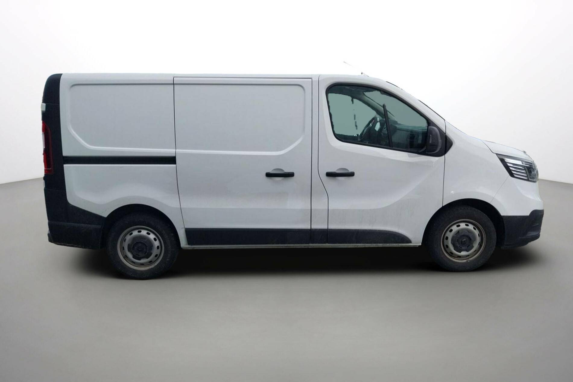 Vente en ligne Renault Trafic 3 Fourgon TRAFIC FGN L1H1 3000 KG BLUE DCI 130 au prix de 18 790 €