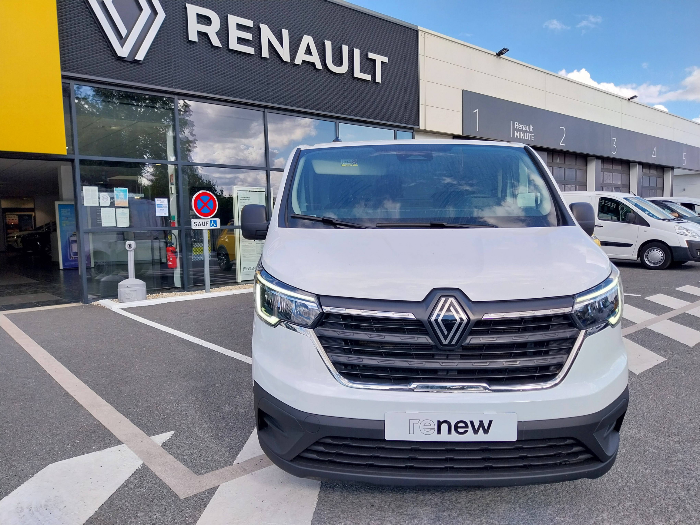 Vente en ligne Renault Trafic 3 Fourgon TRAFIC FG BLUE DCI 130 L1H1 3T GSR2 au prix de 22 990 €